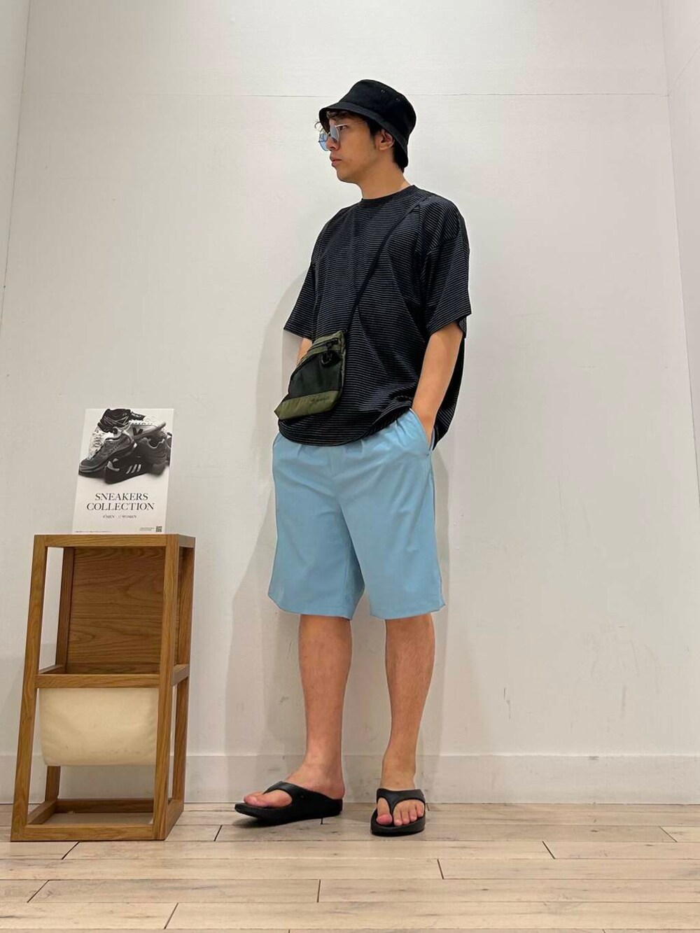 ブラック系のサンダル、ブラック系のTシャツ/カットソー、ブルー系のその他パンツを着用したメンズの夏コーディネートの5枚目の写真