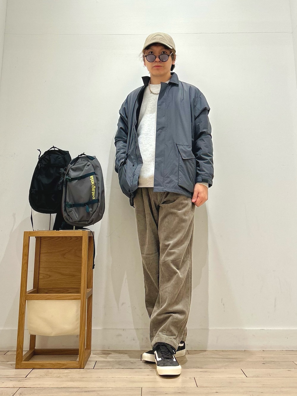 グレー系のナイロンジャケット、グレー系のスウェット、ブラウン系のその他パンツを着用したメンズの秋コーディネートの3枚目の写真