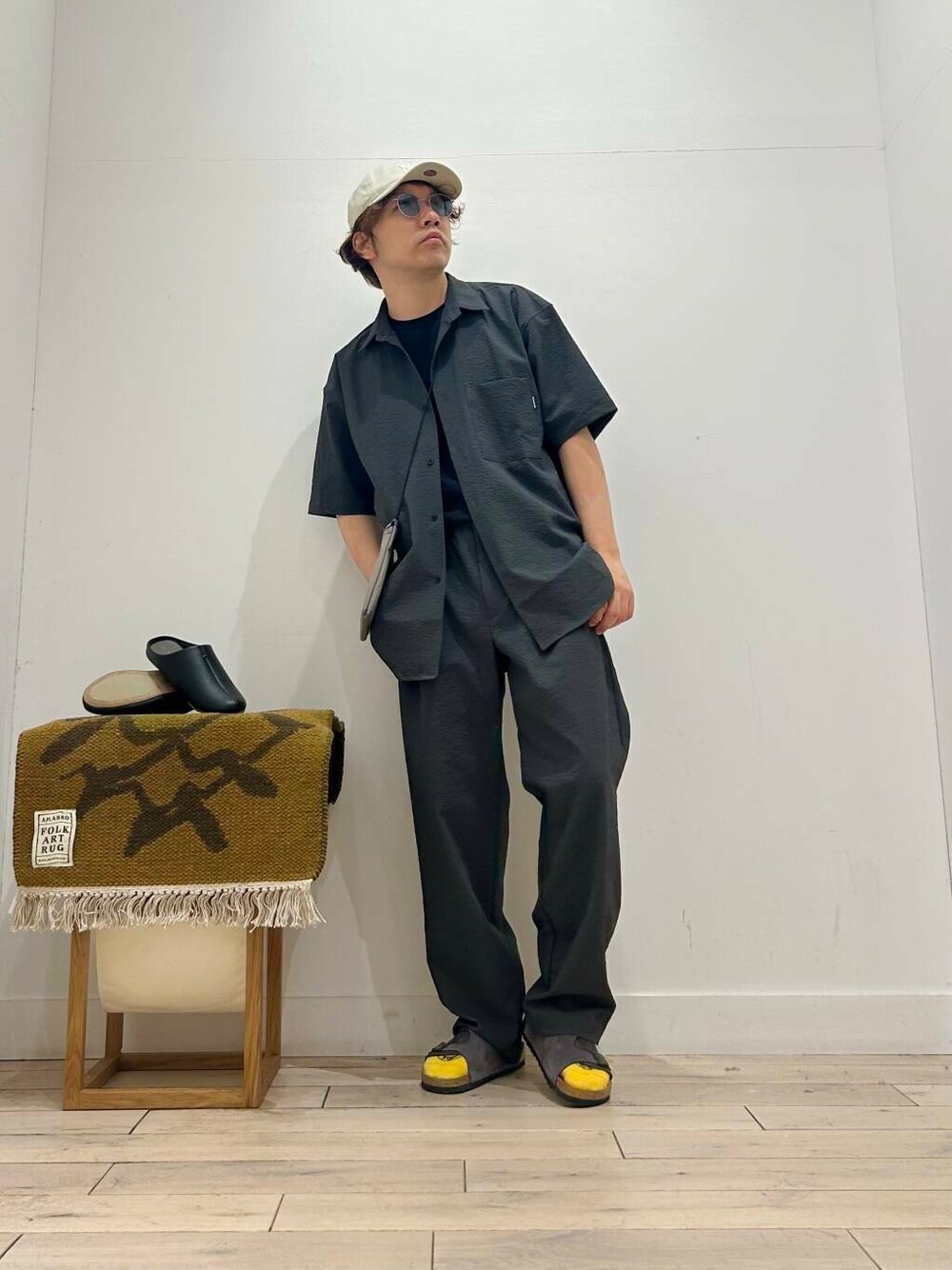 グレー系のシャツ/ブラウス、グレー系のその他パンツ、グレー系のショルダーバッグを着用したメンズの春コーディネートの2枚目の写真