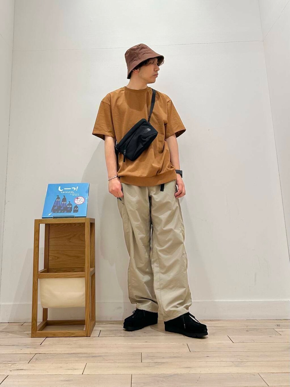 「カジュアル、clarks、スポーツミックス、別注、デートコーデ、ブラウン、NANGA、半袖シャツ、春コーデ、休日コーデ、吸水速乾、newarrival、THENORTHFACE、休日スタイル、doors」|「ClarksのClarks WallabeeGTX(ブーツ、ブラック系)」を使った、君と洋服を繋ぐ者パックマンさん(メンズ・170cm)の春コーディネートの3枚目の写真