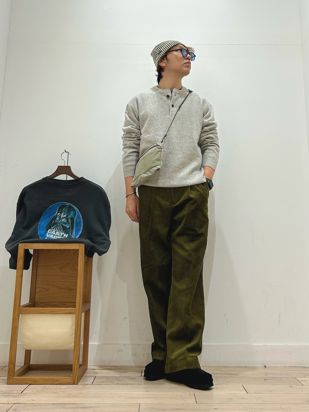 グレー系のニット/セーター、ブラック系のTシャツ/カットソー、グレー系のスウェットを着用したメンズの秋コーディネートの2枚目の写真