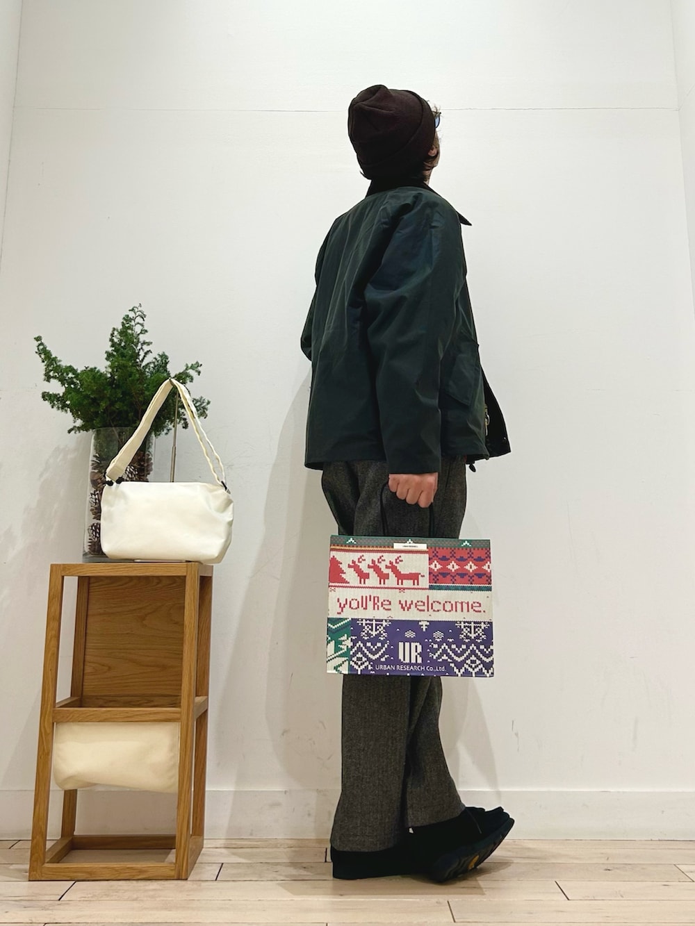 グレー系のその他パンツ、グリーン系のその他アウター、ホワイト系のショルダーバッグを着用したメンズの冬コーディネートの5枚目の写真