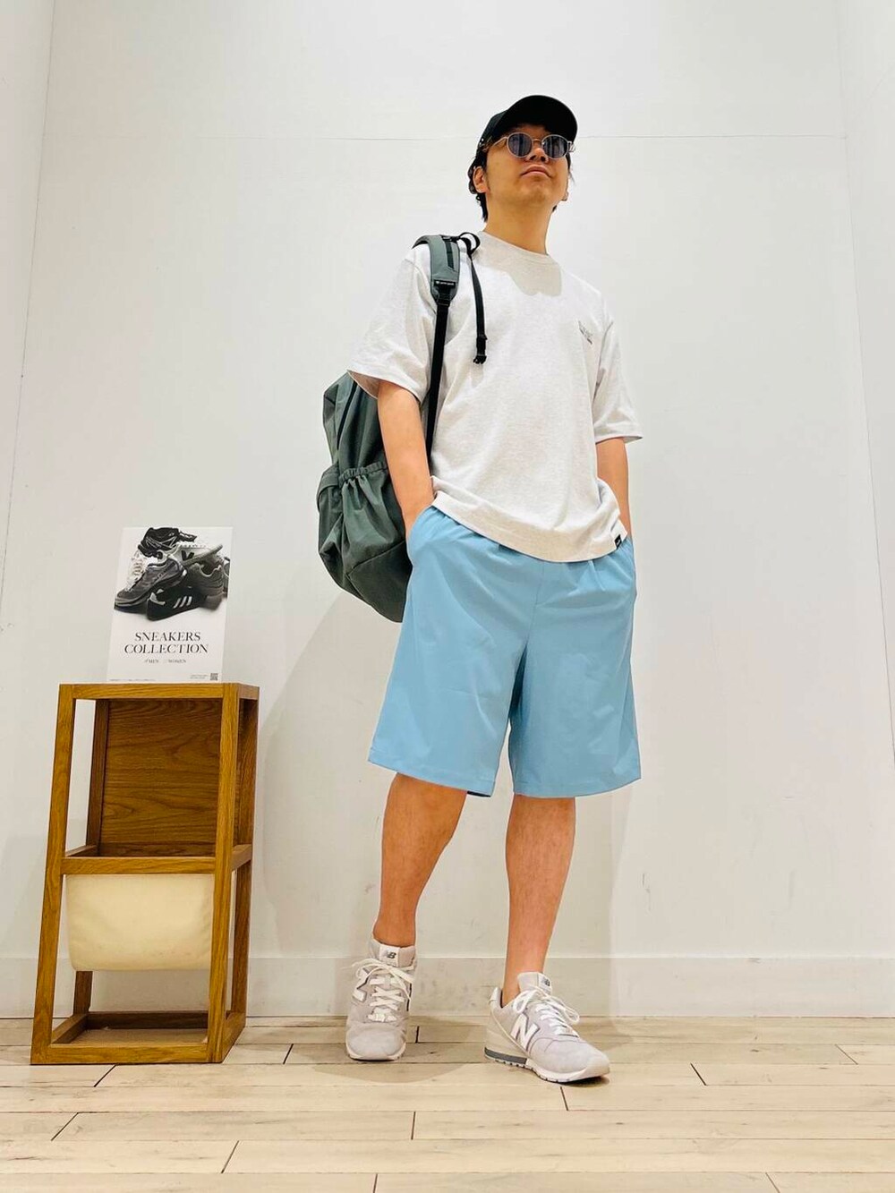 ブルー系のその他パンツ、グレー系のバックパック/リュック、グレー系のTシャツ/カットソーを着用したメンズの夏コーディネートの2枚目の写真