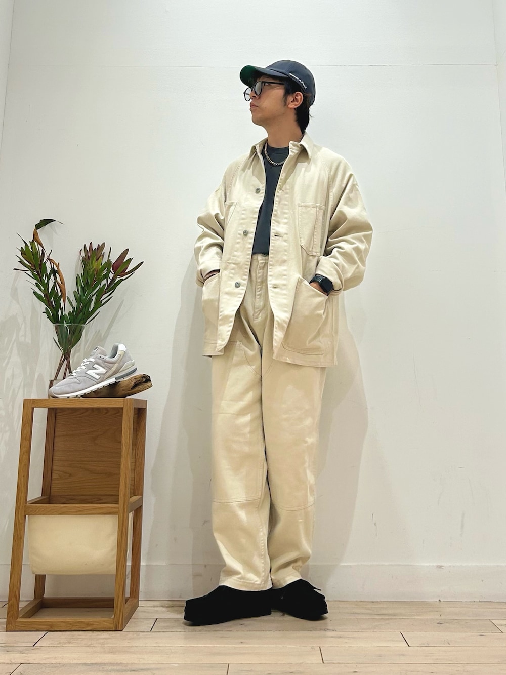 「FORK&SPOON、DOORS、カバーオール、カーゴパンツ、セットアップコーデ、セットアップ、Danton、clarks、GTX、ビブラムソール、スゥエード、newarrival、UV対策✕通勤スタイル 紫外線対策 私のイチ推しブランド ここでしか手に入らない別注アイテム 旅行コーデ 帰省コーデ、ピクニック 公園デート 遊園地デート キャンプ 水族館デート こなれ感 UVカット 調光レンズ 暮らしを楽しむ クラシック 音楽鑑賞 芸術の秋 ロングスリーブ doors EKAL」|「URBAN RESEARCH DOORSのウェリントン(調光&偏光レンズ)(メガネ、ブラック系)」を使った、パックマンIIIさん(メンズ・170cm)の秋コーディネートの3枚目の写真