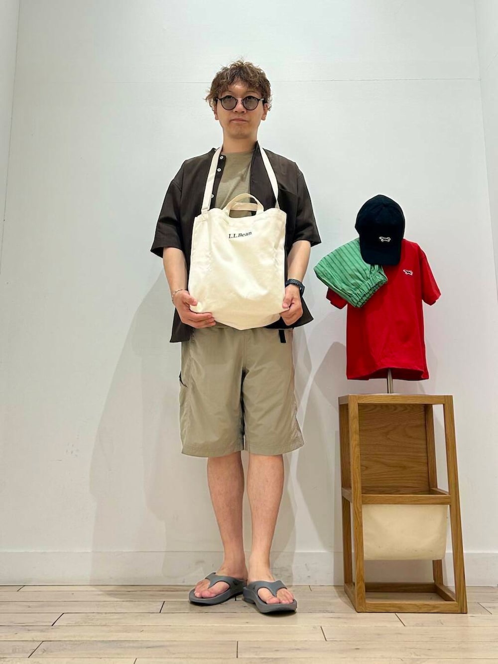 「シャツ、トップス、シャツスタイル、メガネ、カジュアル、Tシャツ、キャンプ、サングラス、オーバーサイズ、スポーツミックス、別注、デートコーデ、シンプルコーデ、サンダル、ブラウス」|「OOFOSのOOFOS Ooriginal(サンダル、グレー系)」を使った、君と洋服を繋ぐ者パックマンさん(メンズ・170cm)の夏コーディネートの6枚目の写真