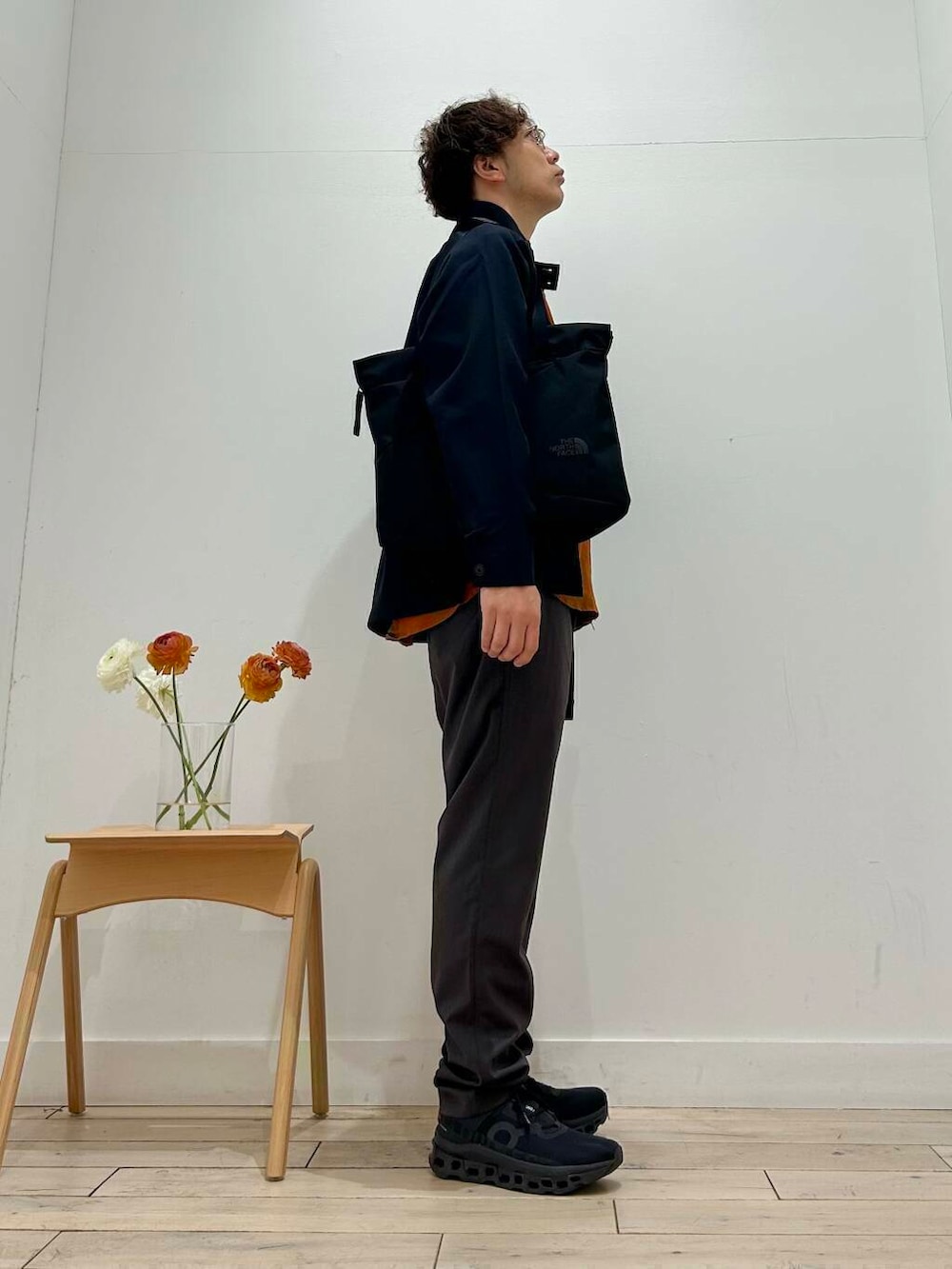 「カジュアル、オレンジ、サングラス、別注、デートコーデ、Gramicci、吸水速乾、バンドカラーシャツ、オフスタイル、通気性、30代、お出かけコーデ、デートスタイル、清涼感、スプリング」｜「Gramicciの『別注』GRAMICCI　StretchGabardinePants（その他パンツ、グレー系）」を使った、パックマンIIIさん（メンズ・170cm）の春コーディネートの2枚目の写真
