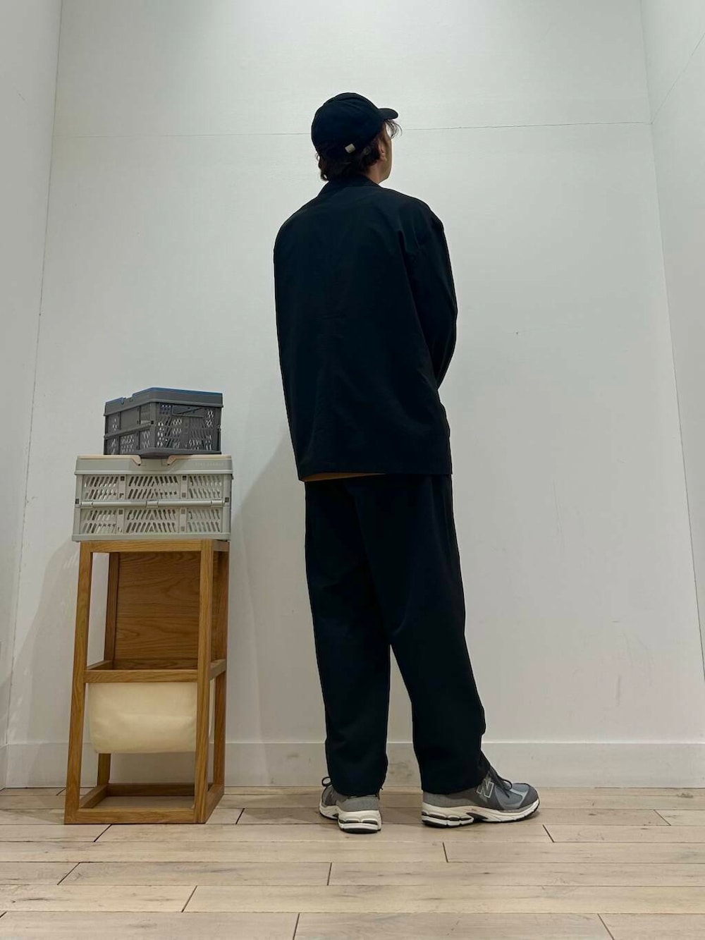 「ジャケット、カジュアル、Tシャツ、スポーツミックス、別注、デートコーデ、ワイドシルエット、カットソー、アウトドア、テーラードジャケット、NANGA、クルーネック、ベーシック、休日コーデ、UVカット」|「NEW BALANCEのNEW BALANCE U2002RCB(スニーカー、グレー系)」を使った、パックマンIIIさん(メンズ・170cm)の春コーディネートの5枚目の写真