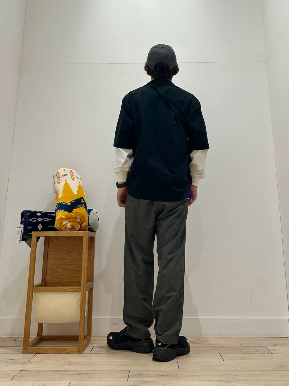 「サングラス、スポーツミックス、別注、デートコーデ、ブラウス、アウトドア、Gramicci、雨の日コーデ、セレモニースタイル、シック、スポーティー、吸水速乾、newarrival、ピクニック、THENORTHFACE」｜「Gramicciの『撥水』『別注』GRAMICCI　アクティブナイロンパンツ（その他パンツ、グレー系）」を使った、君と洋服を繋ぐ者パックマンさん（メンズ・170cm）の春コーディネートの7枚目の写真
