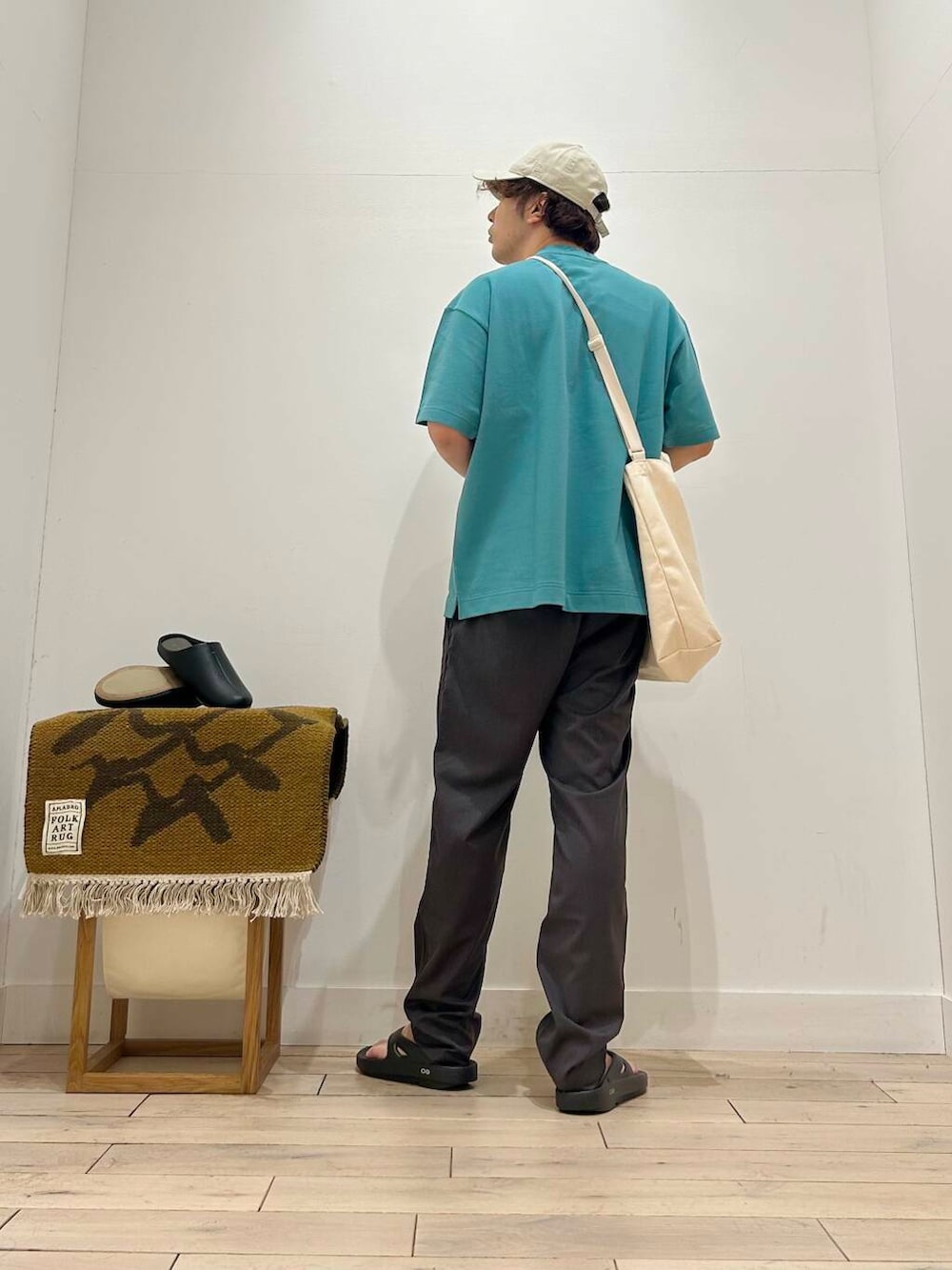 「カジュアル、Tシャツ、スポーツミックス、別注、デートコーデ、カットソー、アウトドア、Gramicci、クルーネック、LACOSTE、newarrival、OOFOS、休日スタイル、doors、フェスコーデ」｜「Gramicciの『別注』GRAMICCI　StretchGabardinePants（その他パンツ、グレー系）」を使った、パックマンIIIさん（メンズ・170cm）の春コーディネートの6枚目の写真