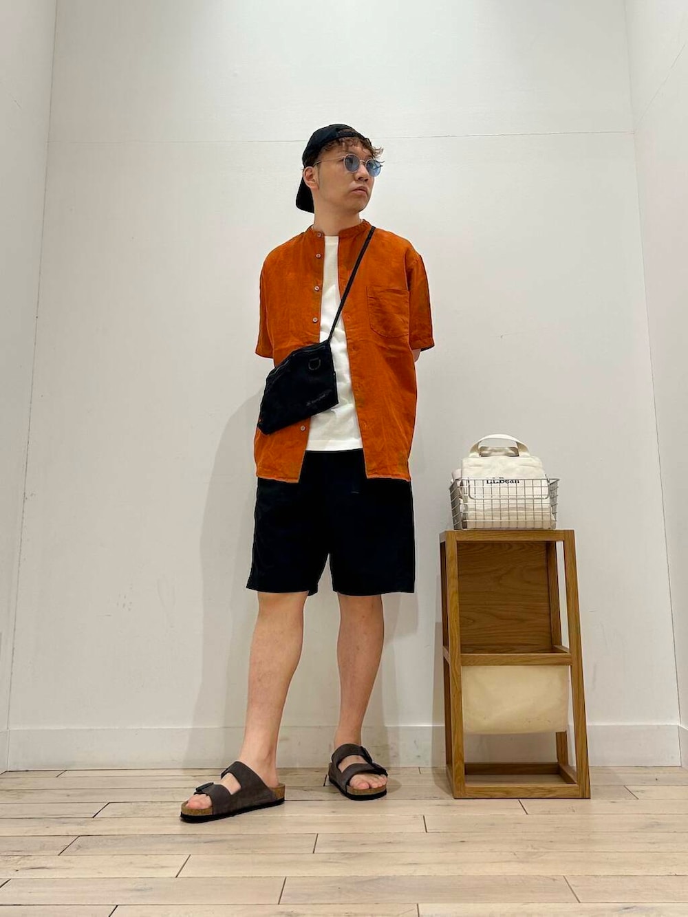 「トップス、カジュアル、Tシャツ、オレンジ、サングラス、オーバーサイズ、スポーツミックス、別注、デートコーデ、ショルダーバッグ、サンダル、キャップ、カットソー、アウトドア、ナチュラル」|「URBAN RESEARCH DOORSのメタルフレーム(調光&偏光レンズ)(メガネ、ブルー系)」を使った、君と洋服を繋ぐ者パックマンさん(メンズ・170cm)の春コーディネートの4枚目の写真