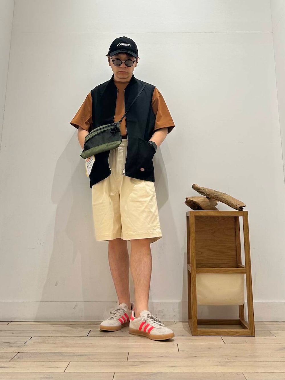 ブラウン系のTシャツ/カットソー、グリーン系のショルダーバッグ、ホワイト系のその他パンツを着用したメンズの夏コーディネートの5枚目の写真