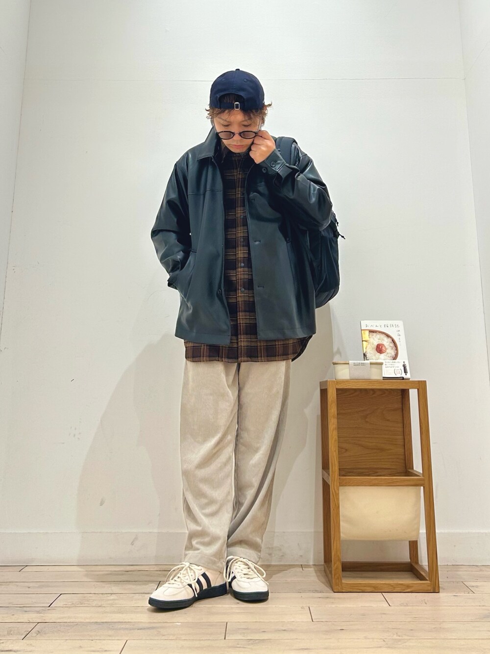 ブラック系のライダースジャケット、ホワイト系のTシャツ/カットソー、ベージュ系のその他パンツを着用したメンズの秋コーディネートの5枚目の写真