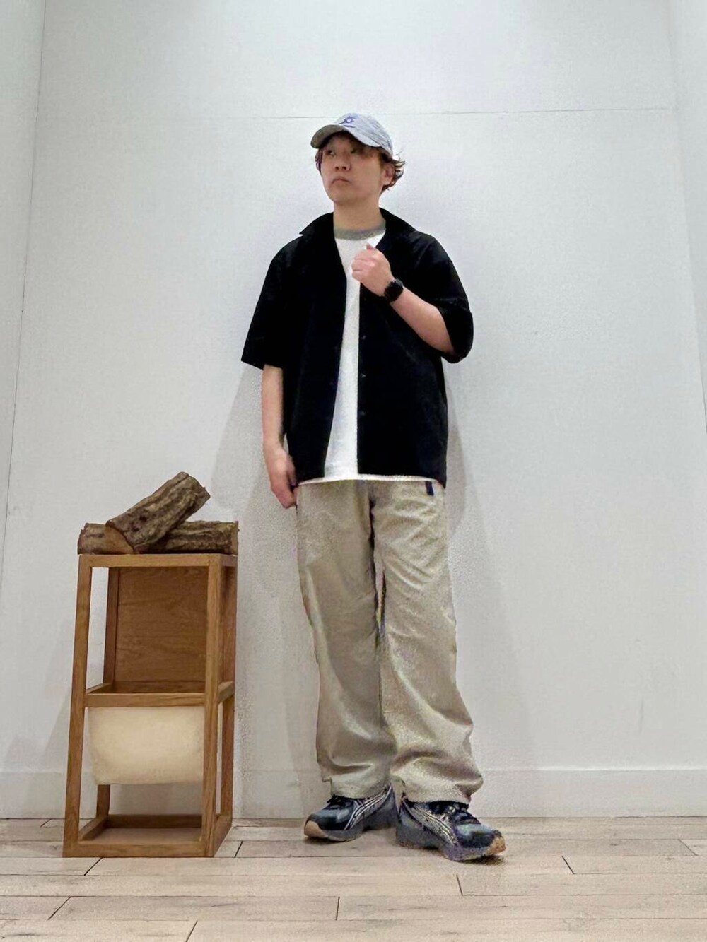 「カジュアル、スポーツミックス、別注、デートコーデ、champion、ブラウス、アウトドア、半袖シャツ、クルーネック、休日コーデ、UVカット、newarrival、ショーツ、休日スタイル、doors」｜「URBAN RESEARCHの『XLサイズあり』『撥水』SOLOTEX STRETCH SHORT-SLEEVE SHIRTS（シャツ/ブラウス、ブラック系）」を使った、君と洋服を繋ぐ者パックマンさん（メンズ・170cm）の春コーディネートの3枚目の写真