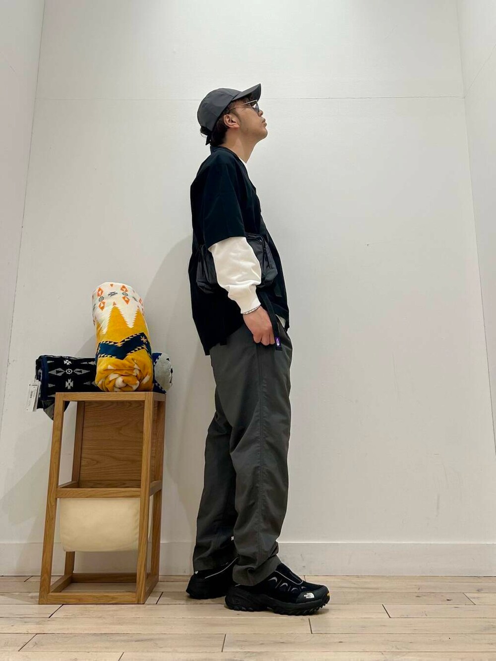 「サングラス、スポーツミックス、別注、デートコーデ、ブラウス、アウトドア、Gramicci、雨の日コーデ、セレモニースタイル、シック、スポーティー、吸水速乾、newarrival、ピクニック、THENORTHFACE」｜「Gramicciの『撥水』『別注』GRAMICCI　アクティブナイロンパンツ（その他パンツ、グレー系）」を使った、君と洋服を繋ぐ者パックマンさん（メンズ・170cm）の春コーディネートの4枚目の写真