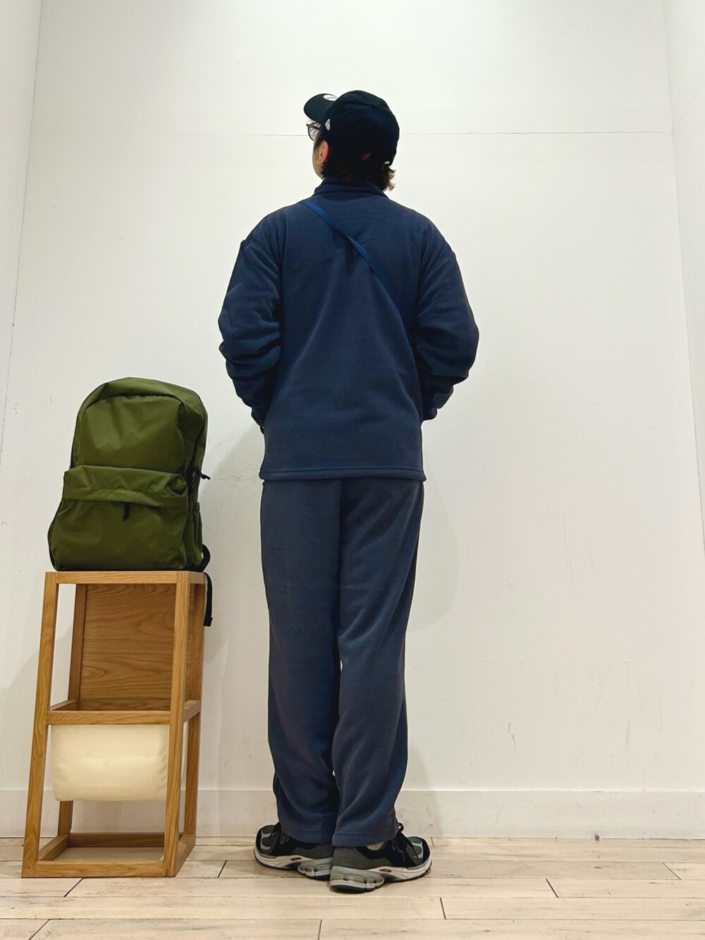 グリーン系のバックパック/リュック、グレー系のその他パンツ、ブラック系のスニーカーを着用したメンズの秋コーディネートの3枚目の写真