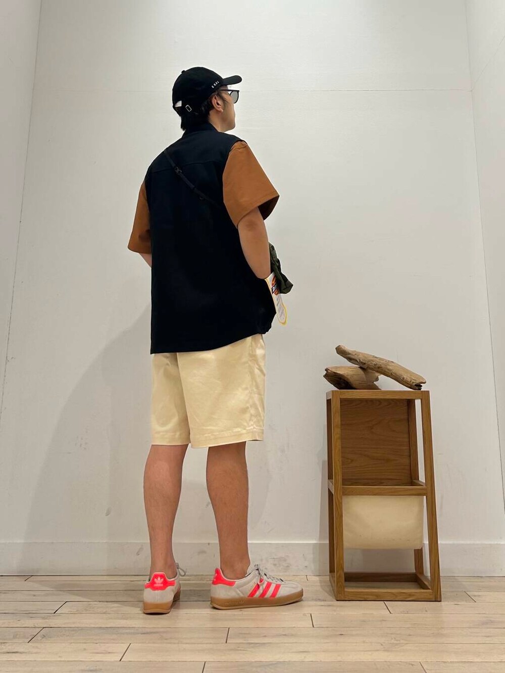 ブラウン系のTシャツ/カットソー、グリーン系のショルダーバッグ、ホワイト系のその他パンツを着用したメンズの夏コーディネートの6枚目の写真