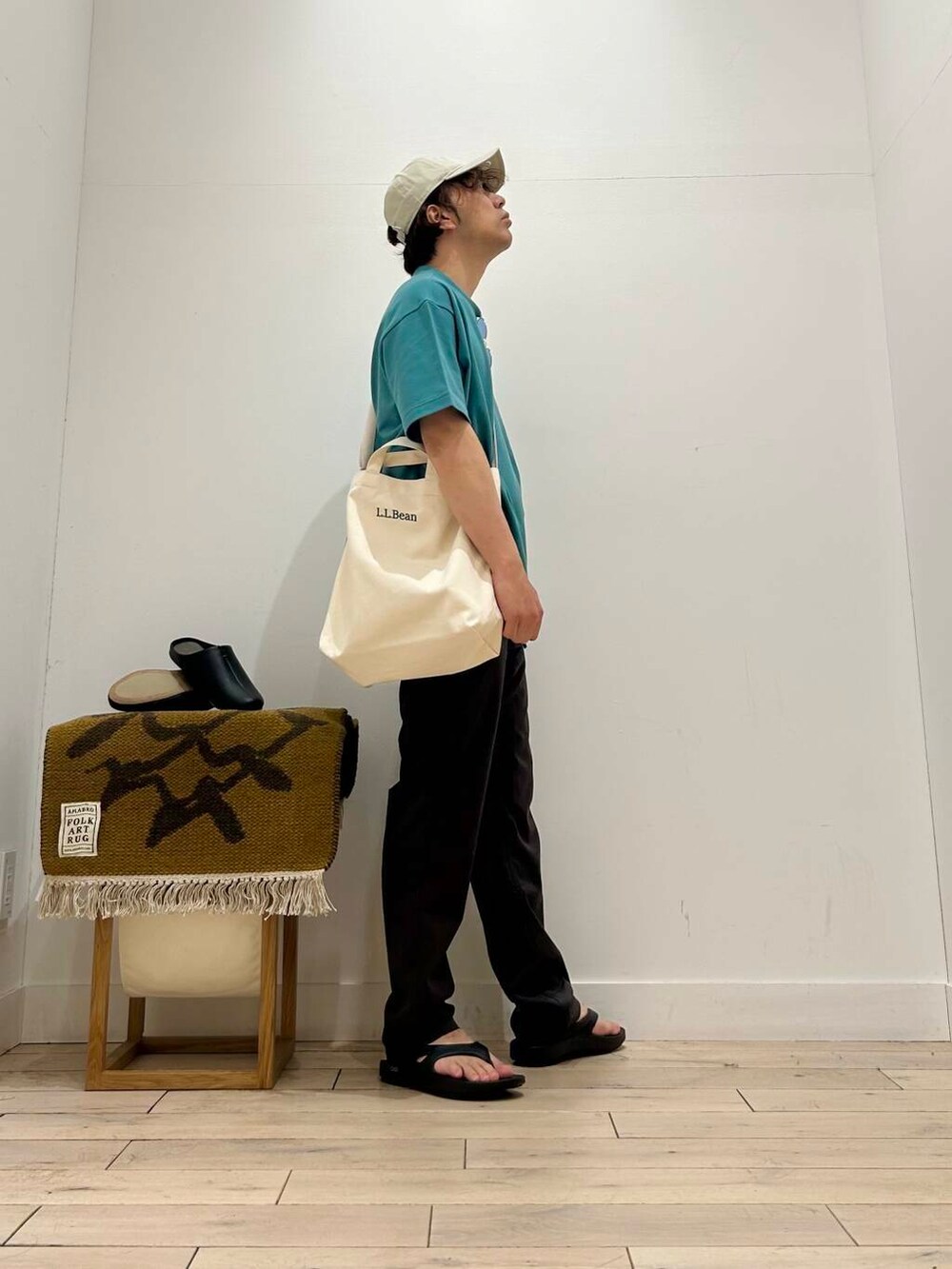 「カジュアル、Tシャツ、スポーツミックス、別注、デートコーデ、カットソー、アウトドア、Gramicci、クルーネック、LACOSTE、newarrival、OOFOS、休日スタイル、doors、フェスコーデ」｜「Gramicciの『別注』GRAMICCI　StretchGabardinePants（その他パンツ、グレー系）」を使った、パックマンIIIさん（メンズ・170cm）の春コーディネートの2枚目の写真