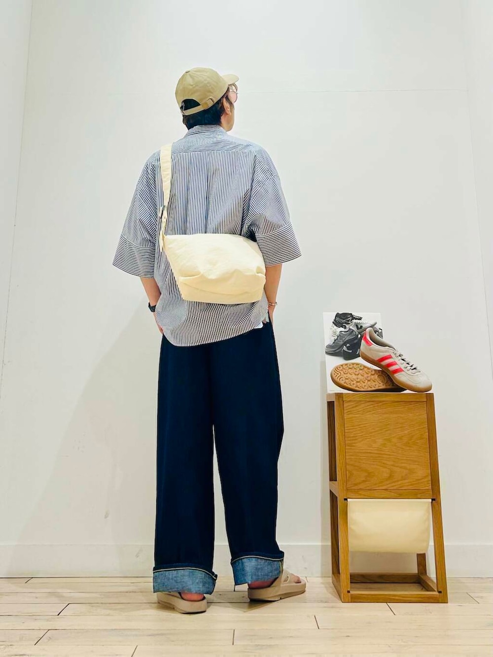 「トップス、シャツスタイル、メガネ、カジュアル、Tシャツ、キャンプ、サングラス、オーバーサイズ、イージーパンツ、スポーツミックス、別注、デートコーデ、ワントーン、URBANRESEARCH、サンダル」|「URBAN RESEARCH DOORSのウォッシャブルミニショルダーバッグ(ショルダーバッグ、ホワイト系)」を使った、君と洋服を繋ぐ者パックマンさん(メンズ・170cm)の夏コーディネートの5枚目の写真