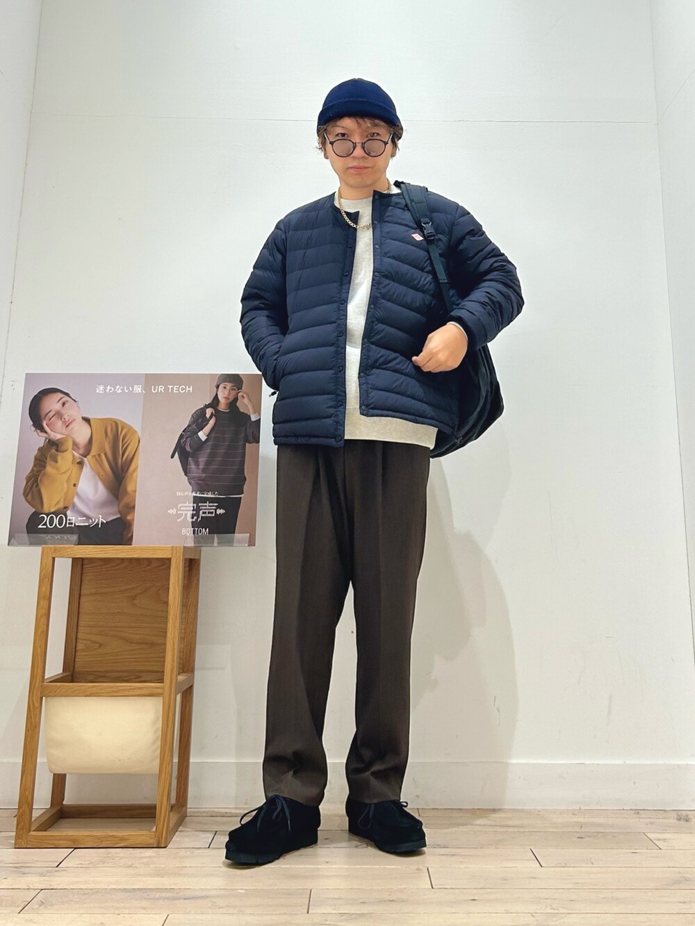 ベージュ系のスウェット、ブラック系のその他アウター、ブラウン系のその他パンツを着用したメンズの秋コーディネートの2枚目の写真