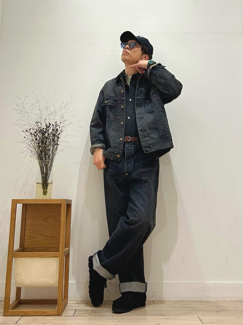 ブラック系のシャツ/ブラウス、その他のニット/セーター、ブラック系のデニムパンツを着用したメンズの秋コーディネートの2枚目の写真