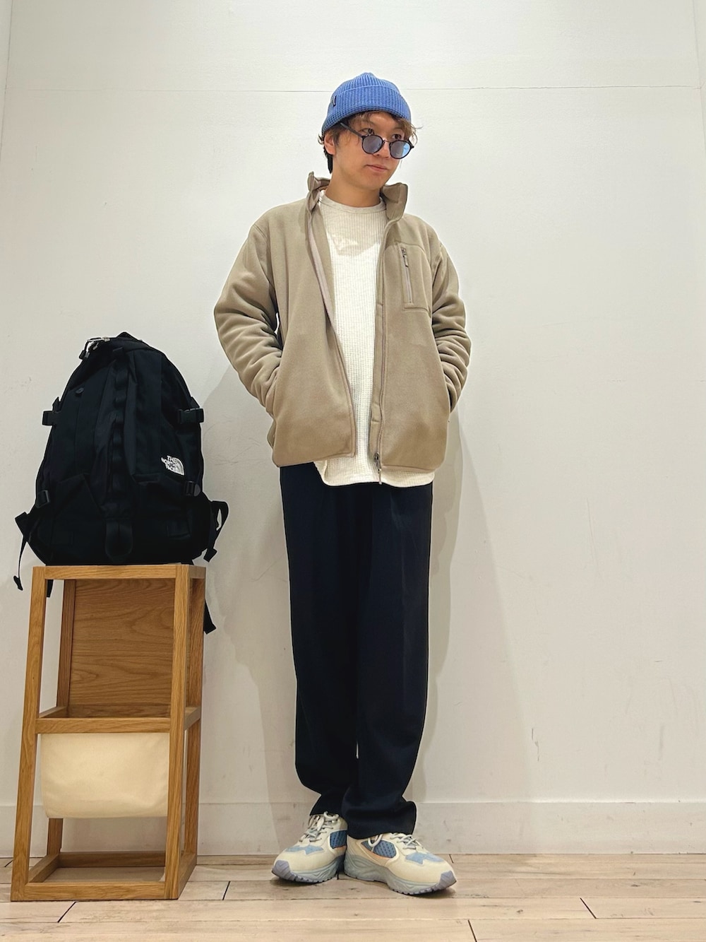 ブラウン系のその他アウター、ホワイト系のTシャツ/カットソー、ブラック系のバックパック/リュックを着用したメンズの秋コーディネートの4枚目の写真