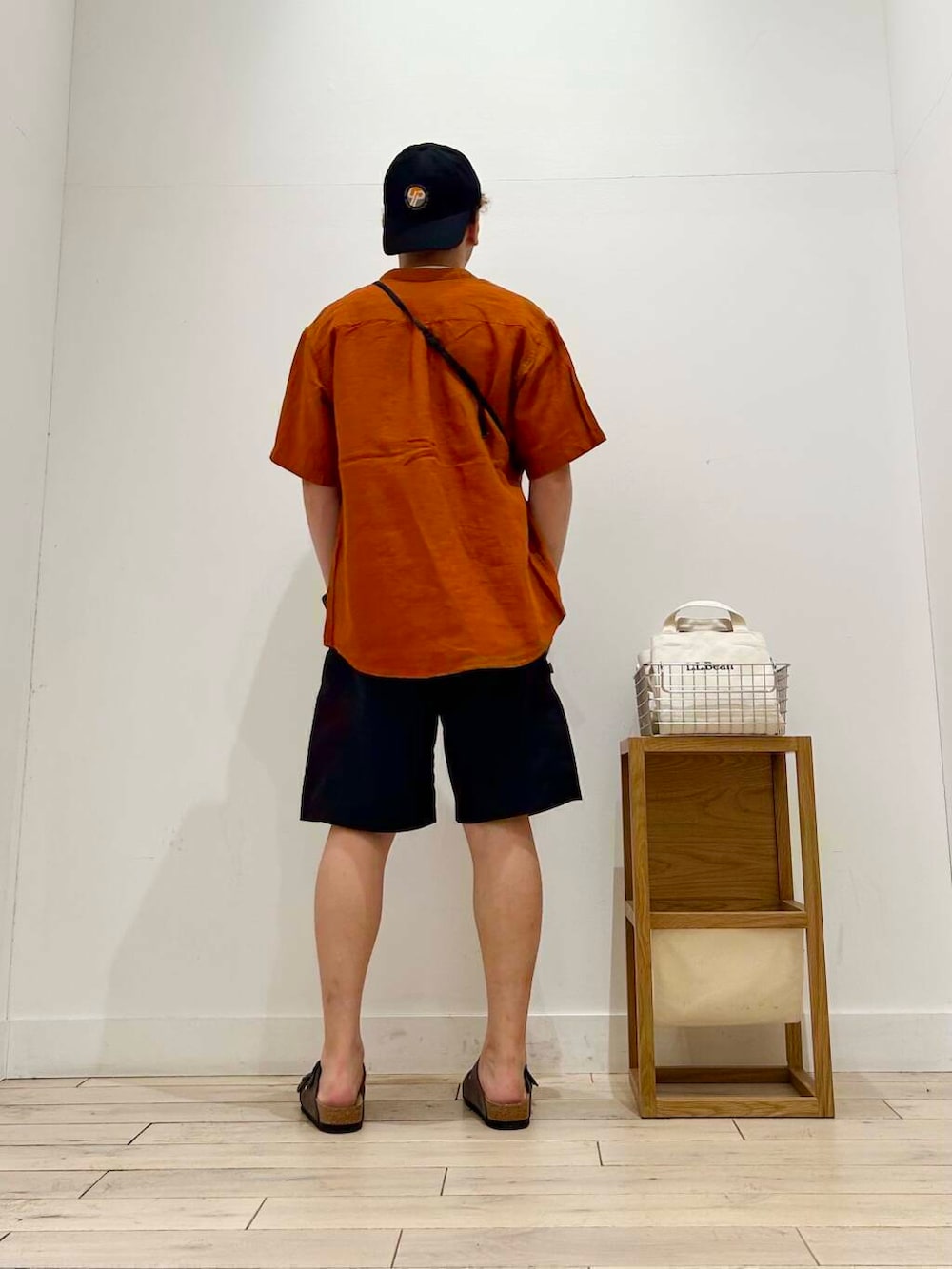 「トップス、カジュアル、Tシャツ、オレンジ、サングラス、オーバーサイズ、スポーツミックス、別注、デートコーデ、ショルダーバッグ、サンダル、キャップ、カットソー、アウトドア、ナチュラル」|「URBAN RESEARCH DOORSのメタルフレーム(調光&偏光レンズ)(メガネ、ブルー系)」を使った、君と洋服を繋ぐ者パックマンさん(メンズ・170cm)の春コーディネートの6枚目の写真