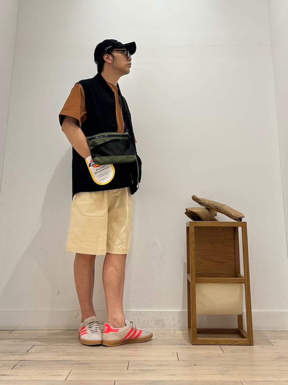 ブラウン系のTシャツ/カットソー、グリーン系のショルダーバッグ、ホワイト系のその他パンツを着用したメンズの夏コーディネートの3枚目の写真