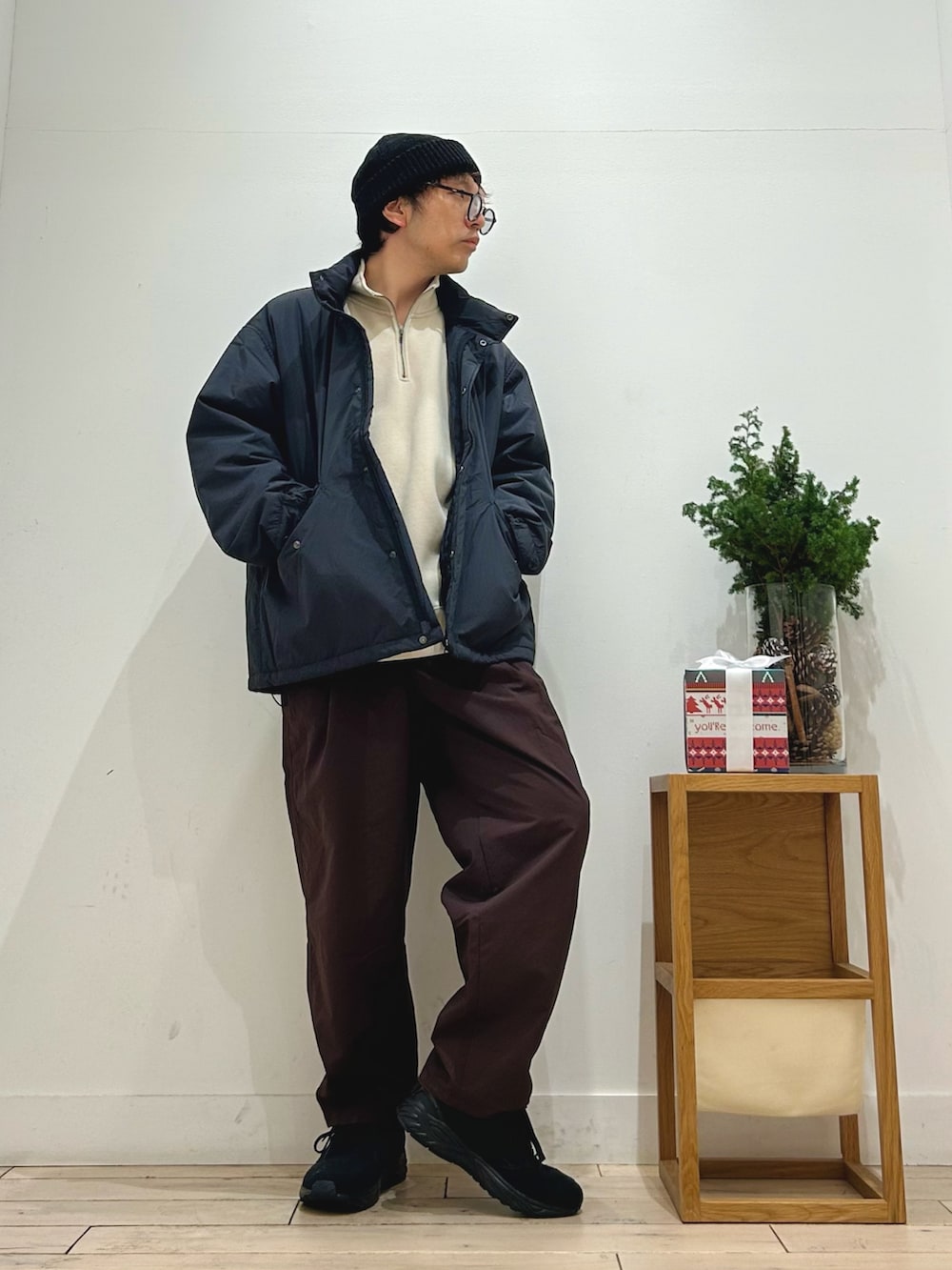 グレー系のモッズコート、ベージュ系のスウェット、ブラック系のTシャツ/カットソーを着用したメンズの秋コーディネートの4枚目の写真