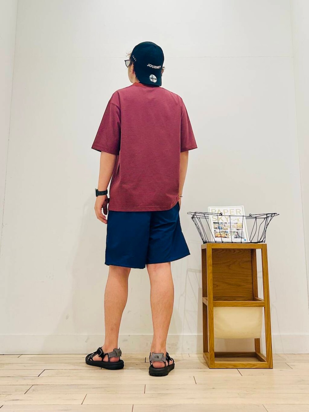 グレー系のショルダーバッグ、ブラック系のサンダル、オレンジ系のTシャツ/カットソーを着用したメンズの夏コーディネートの5枚目の写真