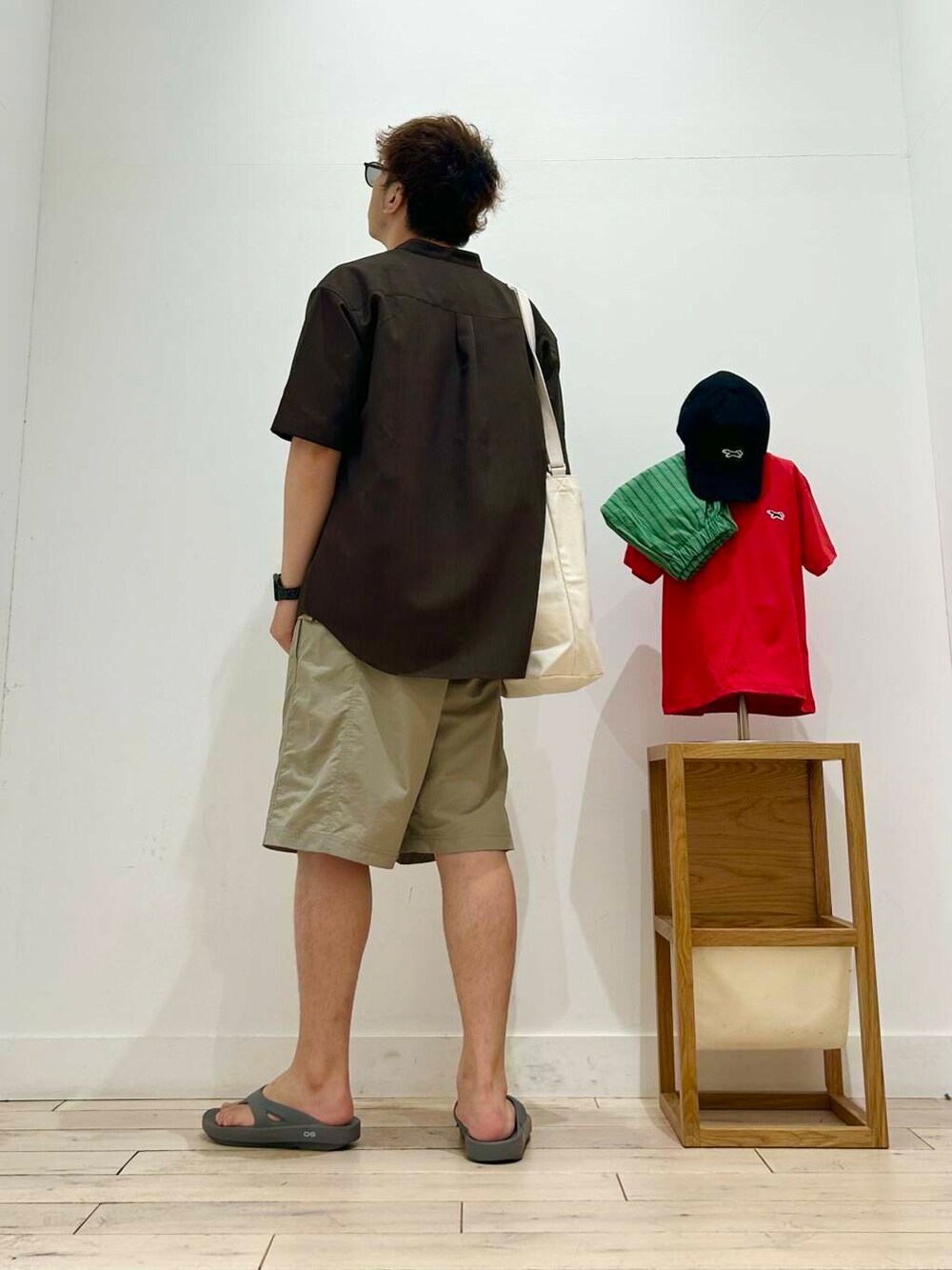 「シャツ、トップス、シャツスタイル、メガネ、カジュアル、Tシャツ、キャンプ、サングラス、オーバーサイズ、スポーツミックス、別注、デートコーデ、シンプルコーデ、サンダル、ブラウス」|「OOFOSのOOFOS Ooriginal(サンダル、グレー系)」を使った、君と洋服を繋ぐ者パックマンさん(メンズ・170cm)の夏コーディネートの5枚目の写真