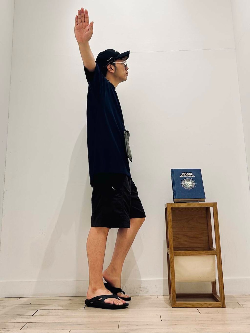 ブラック系のサンダル、ブルー系のTシャツ/カットソー、グレー系のその他パンツを着用したメンズの夏コーディネートの2枚目の写真