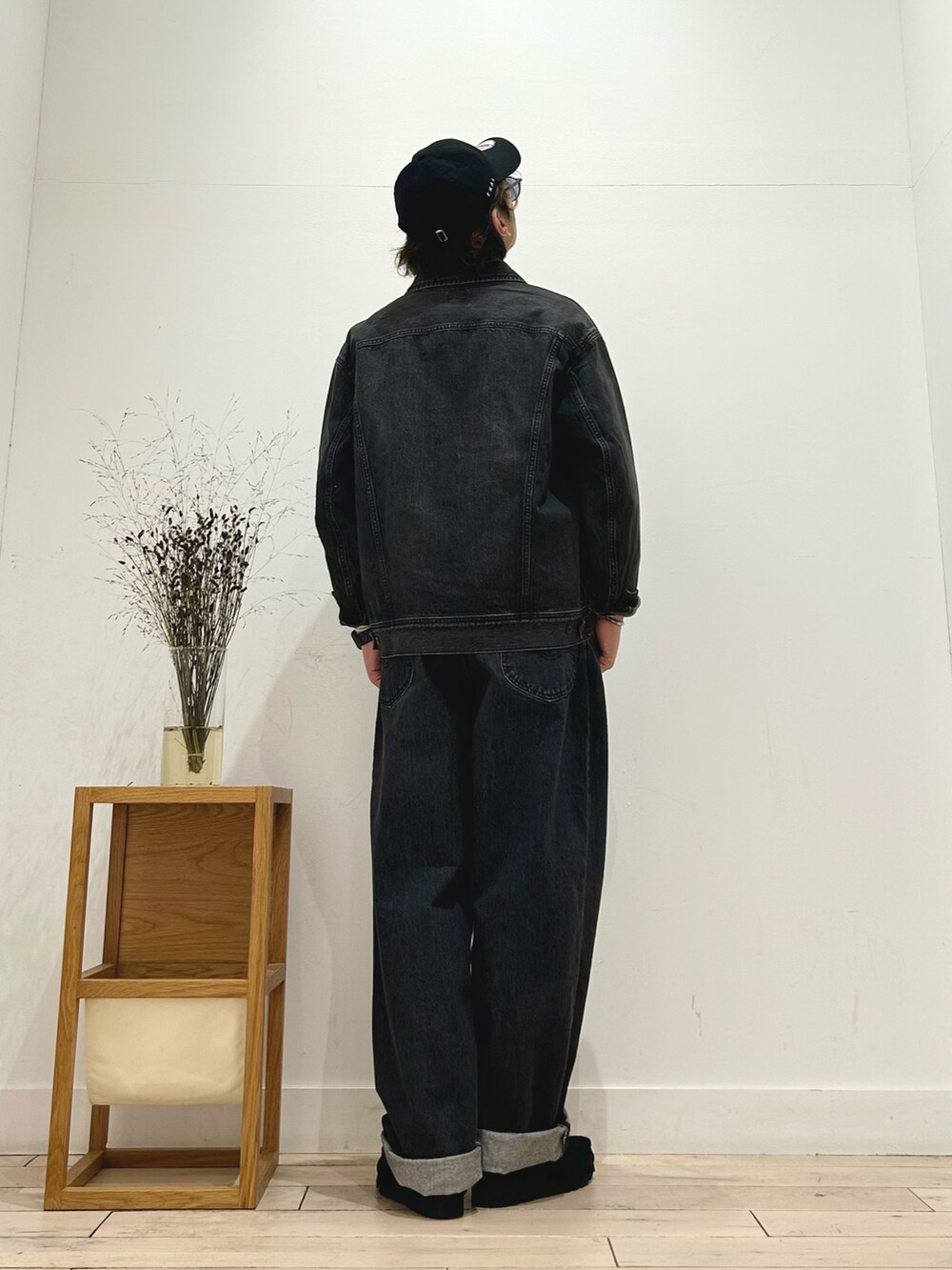 ブラック系のシャツ/ブラウス、その他のニット/セーター、ブラック系のデニムパンツを着用したメンズの秋コーディネートの5枚目の写真