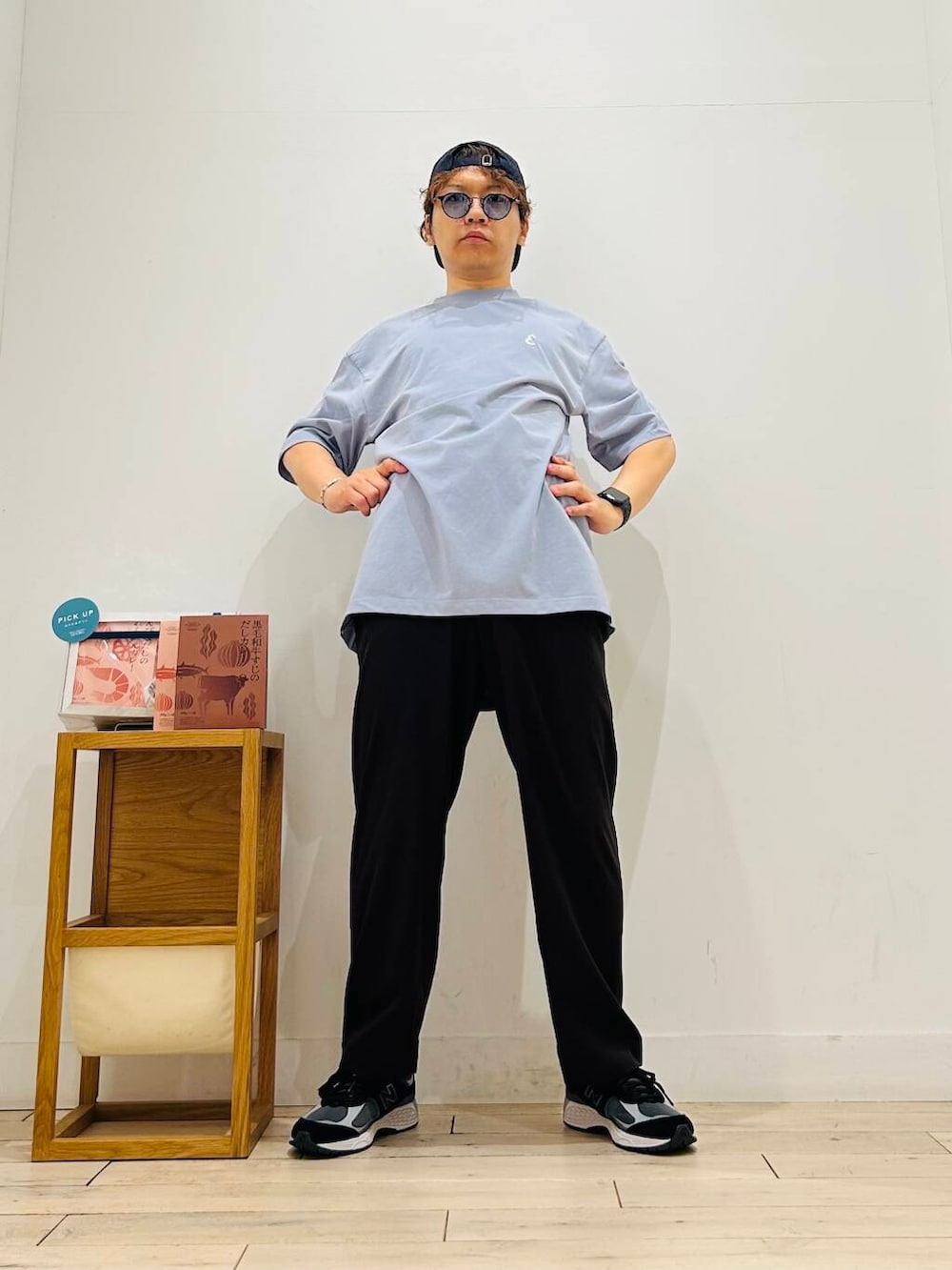 ブラウン系のその他パンツ、ブラック系のスニーカー、ブルー系のTシャツ/カットソーを着用したメンズの夏コーディネートの3枚目の写真