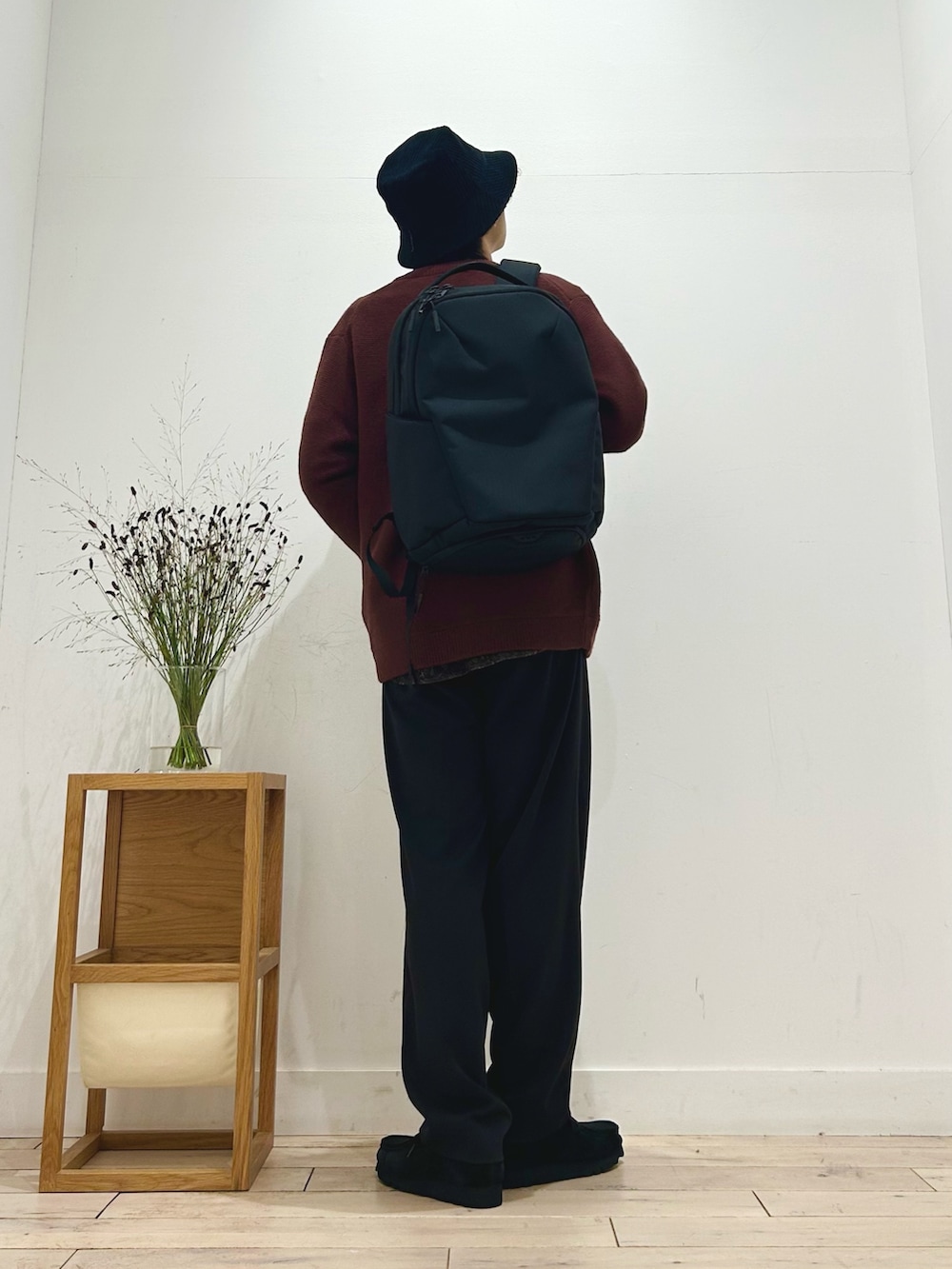 レッド系のカーディガン/ボレロ、ブラウン系のシャツ/ブラウス、ブラック系のスラックスを着用したメンズの秋コーディネートの5枚目の写真