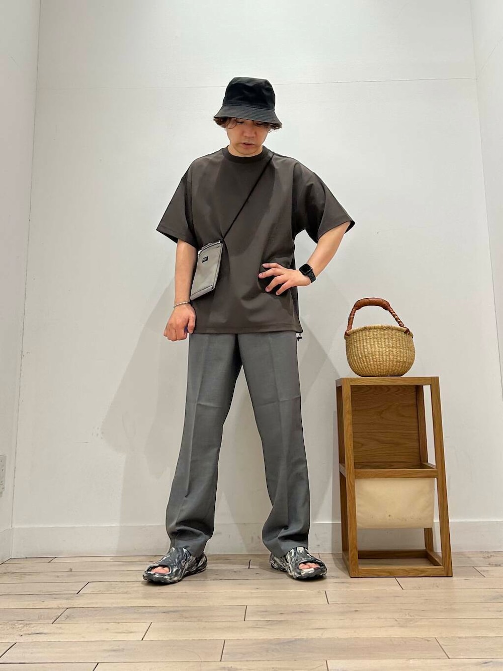 「カジュアル、Tシャツ、スポーツミックス、別注、デートコーデ、サンダル、カットソー、アウトドア、ナチュラル、ハット、クルーネック、ベーシック、シック、休日コーデ、UVカット」|「KIJIMA TAKAYUKIのKIJIMA TAKAYUKI BUCKET HAT(ハット、ブラック系)」を使った、君と洋服を繋ぐ者パックマンさん(メンズ・170cm)の春コーディネートの3枚目の写真
