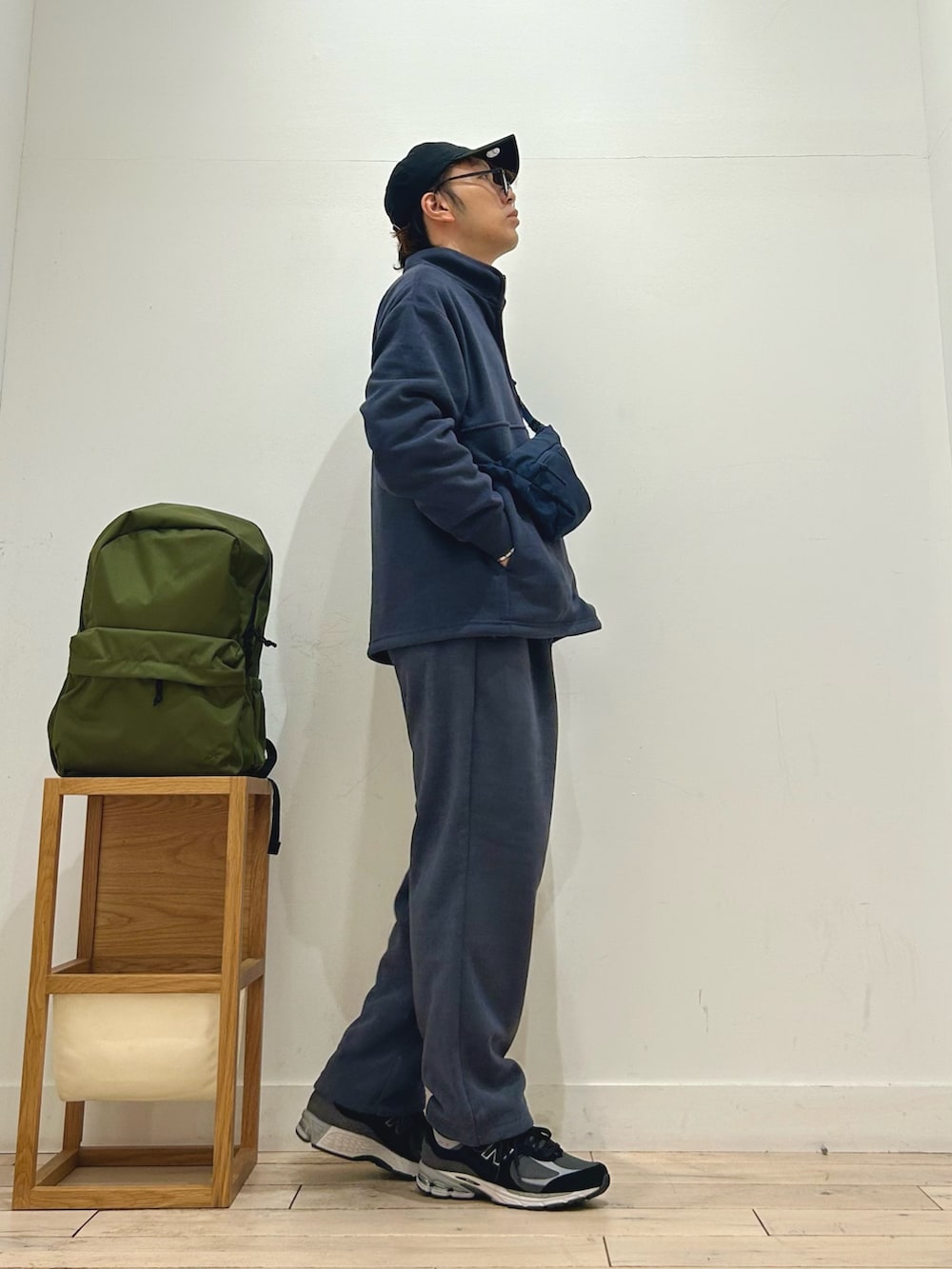 グリーン系のバックパック/リュック、グレー系のその他パンツ、ブラック系のスニーカーを着用したメンズの秋コーディネートの4枚目の写真