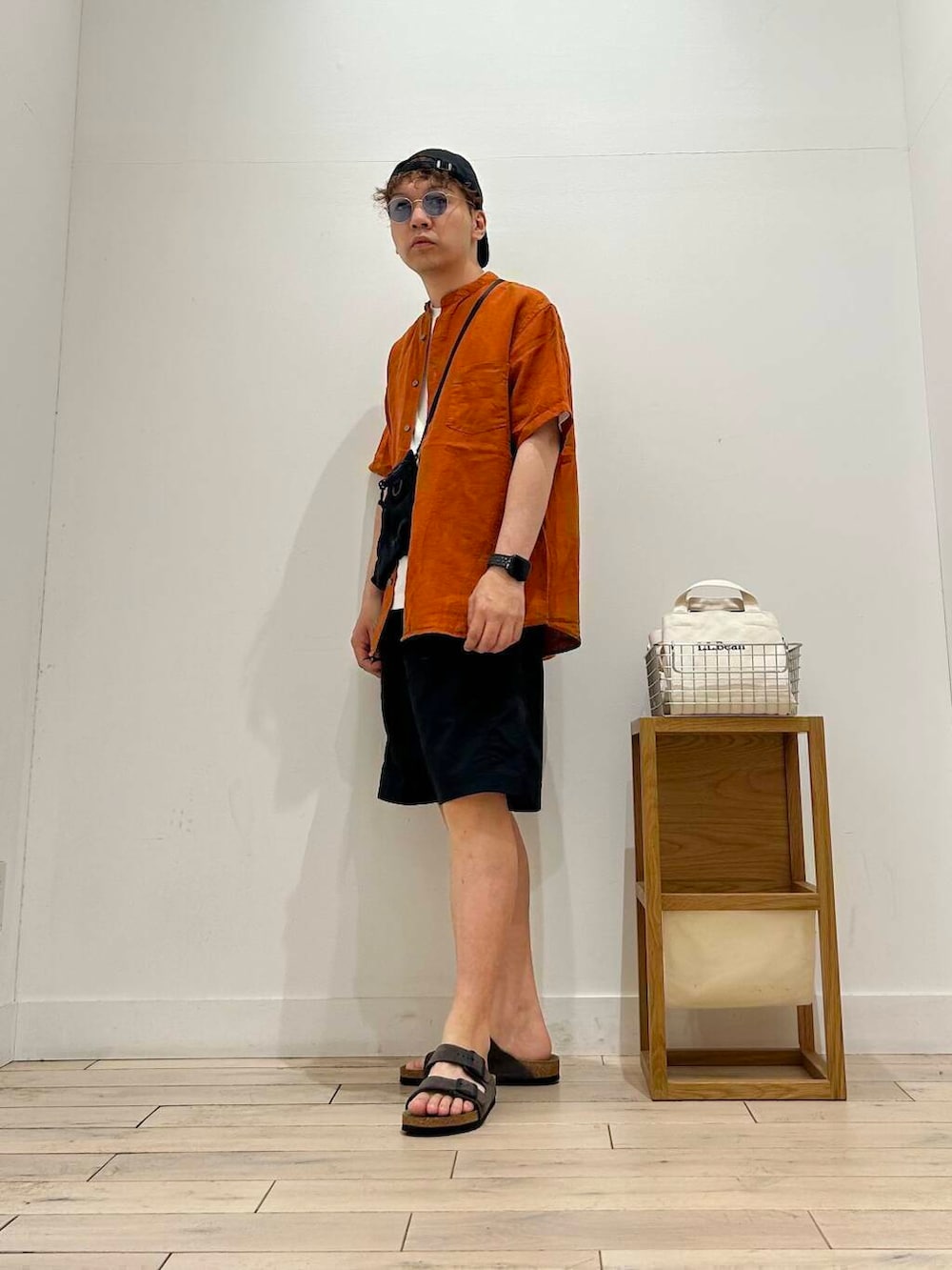 「トップス、カジュアル、Tシャツ、オレンジ、サングラス、オーバーサイズ、スポーツミックス、別注、デートコーデ、ショルダーバッグ、サンダル、キャップ、カットソー、アウトドア、ナチュラル」|「URBAN RESEARCH DOORSのメタルフレーム(調光&偏光レンズ)(メガネ、ブルー系)」を使った、君と洋服を繋ぐ者パックマンさん(メンズ・170cm)の春コーディネートの5枚目の写真