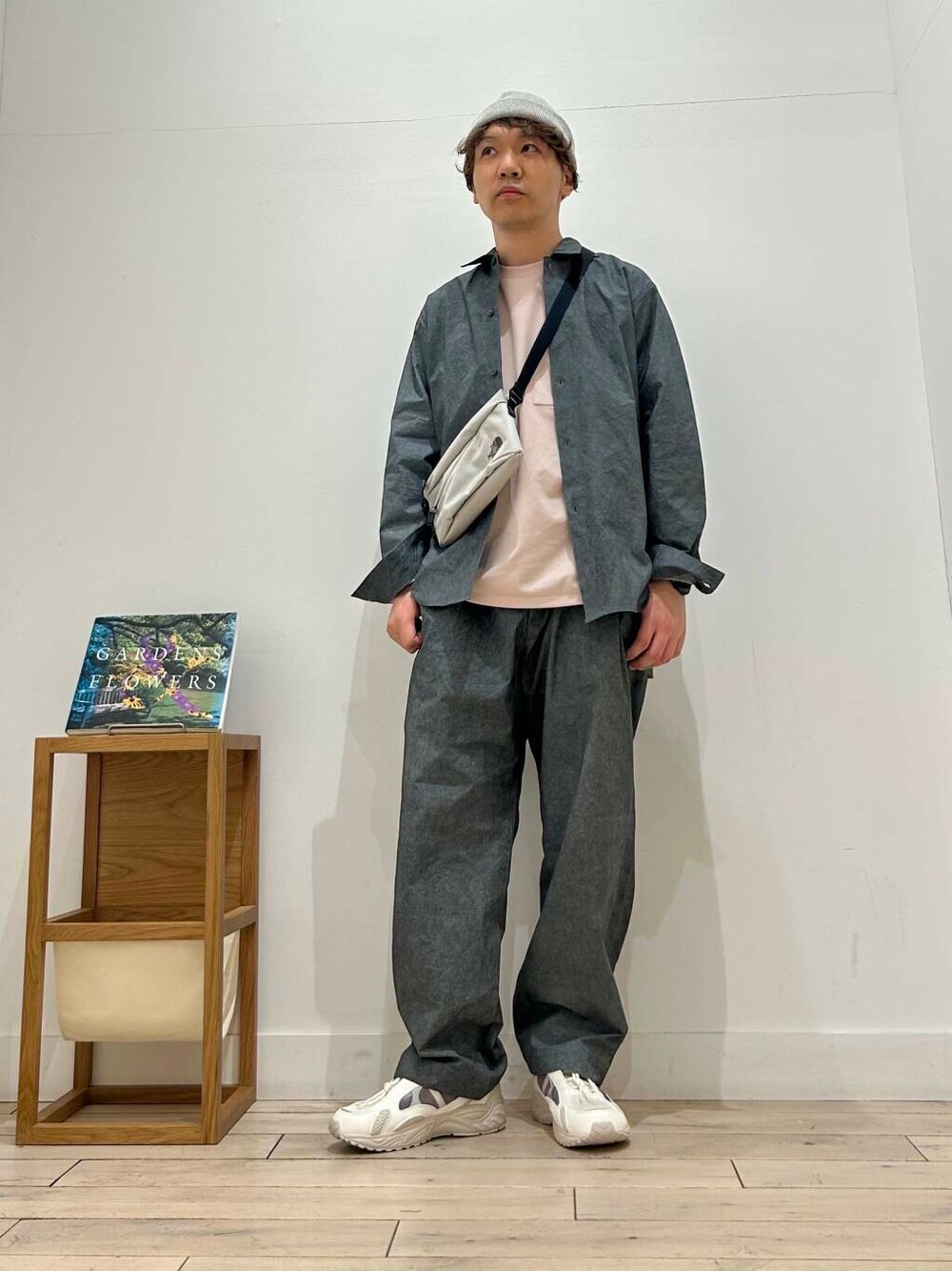 「セットアップ、カジュアル、サングラス、デートコーデ、旅行、セレモニースタイル、シック、UVカット、doors、オフスタイル、きれいめコーデ、コットン100%、moonSTAR、20代、30代」｜「URBAN RESEARCH DOORSのSSロールワッチ（ニットキャップ/ビーニー、グレー系）」を使った、パックマンIIIさん（メンズ・170cm）の春コーディネートの2枚目の写真