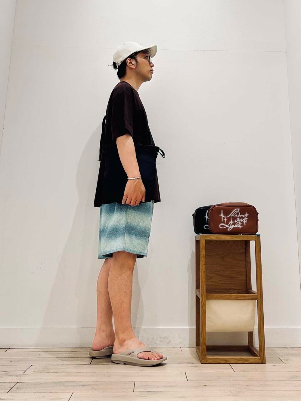 「トップス、メガネ、カジュアル、Tシャツ、キャンプ、サングラス、オーバーサイズ、イージーパンツ、スポーツミックス、別注、デートコーデ、ワントーン、サンダル、カットソー、アウトドア」｜「URBAN RESEARCH DOORSのメタルフレーム(調光&偏光レンズ)（メガネ、ブルー系）」を使った、パックマンIIIさん（メンズ・170cm）の夏コーディネートの6枚目の写真