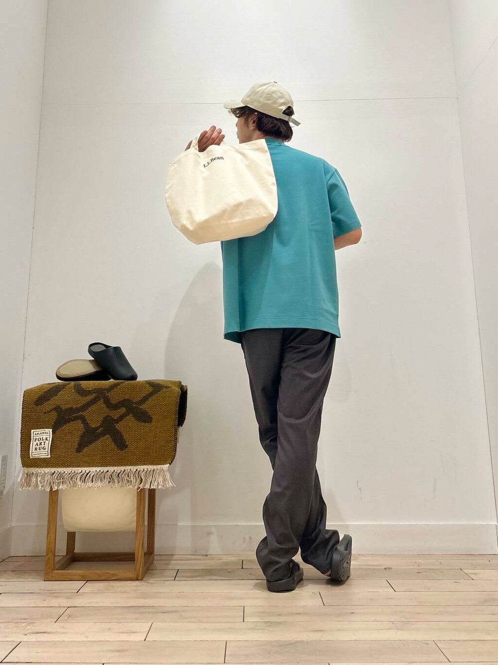 「カジュアル、Tシャツ、スポーツミックス、別注、デートコーデ、カットソー、アウトドア、Gramicci、クルーネック、LACOSTE、newarrival、OOFOS、休日スタイル、doors、フェスコーデ」｜「Gramicciの『別注』GRAMICCI　StretchGabardinePants（その他パンツ、グレー系）」を使った、パックマンIIIさん（メンズ・170cm）の春コーディネートの3枚目の写真