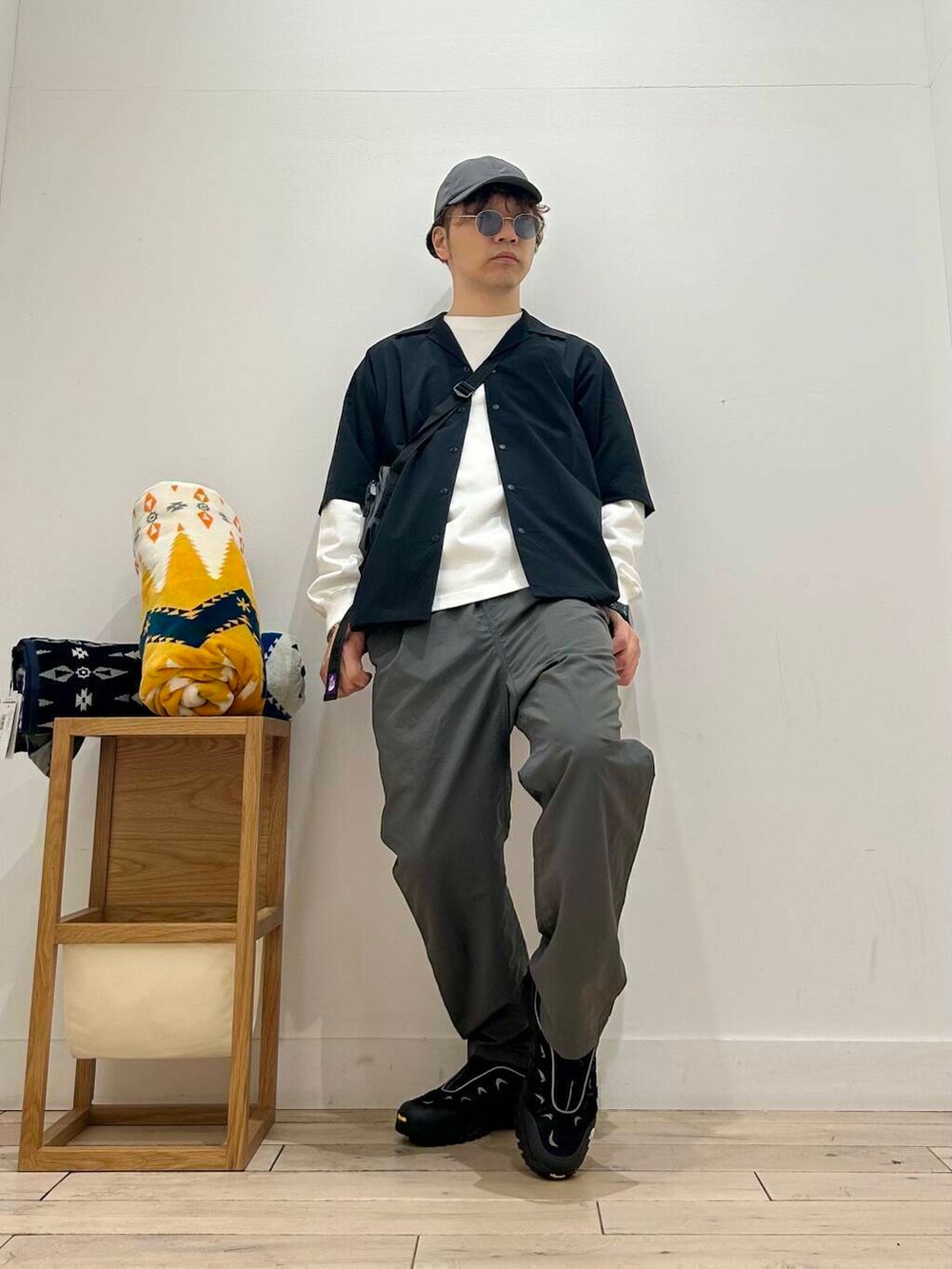 「サングラス、スポーツミックス、別注、デートコーデ、ブラウス、アウトドア、Gramicci、雨の日コーデ、セレモニースタイル、シック、スポーティー、吸水速乾、newarrival、ピクニック、THENORTHFACE」｜「Gramicciの『撥水』『別注』GRAMICCI　アクティブナイロンパンツ（その他パンツ、グレー系）」を使った、君と洋服を繋ぐ者パックマンさん（メンズ・170cm）の春コーディネートの2枚目の写真