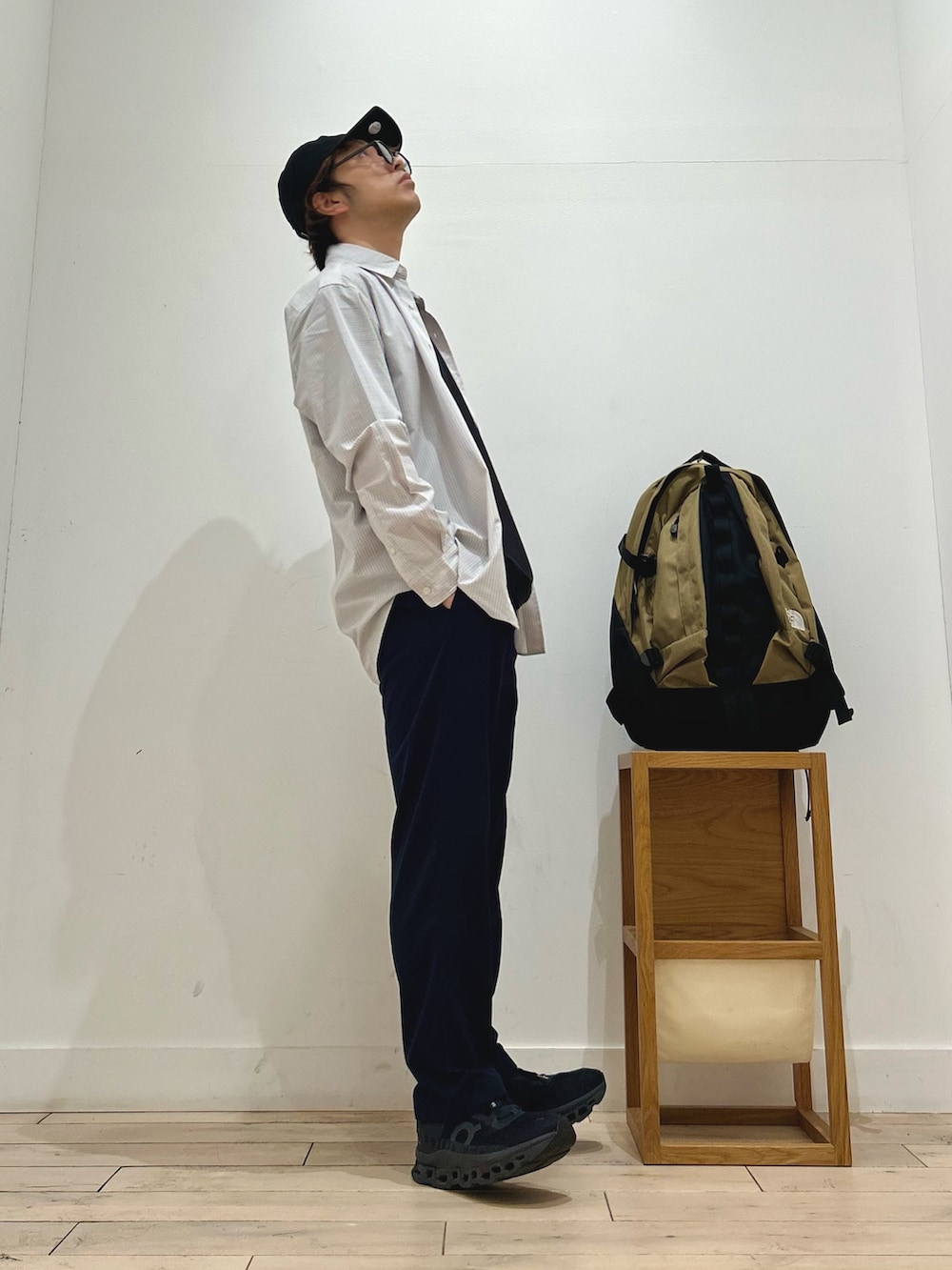 ブルー系のバックパック/リュック、その他のシャツ/ブラウス、グレー系のTシャツ/カットソーを着用したメンズの秋コーディネートの4枚目の写真