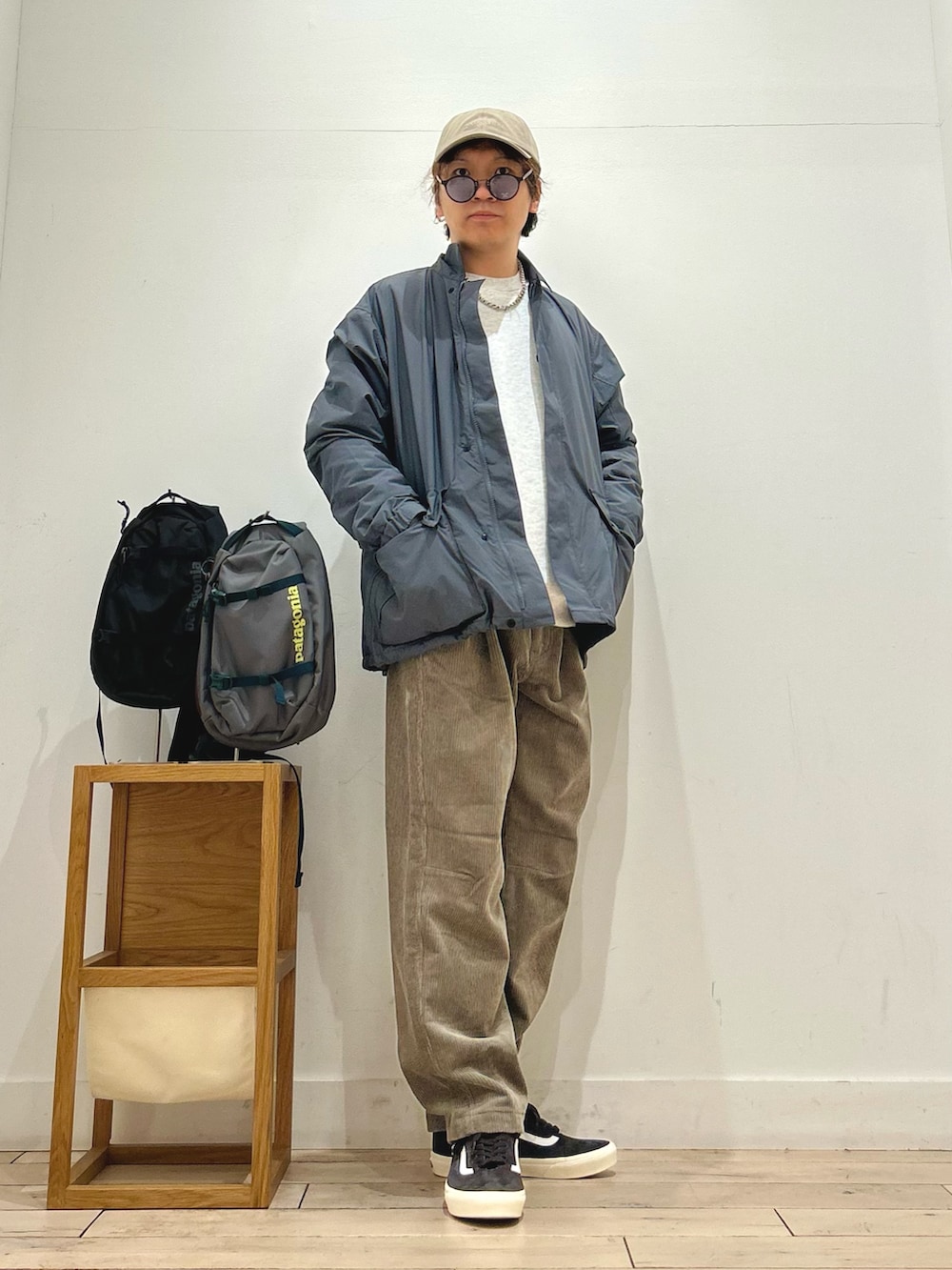 グレー系のナイロンジャケット、グレー系のスウェット、ブラウン系のその他パンツを着用したメンズの秋コーディネートの5枚目の写真