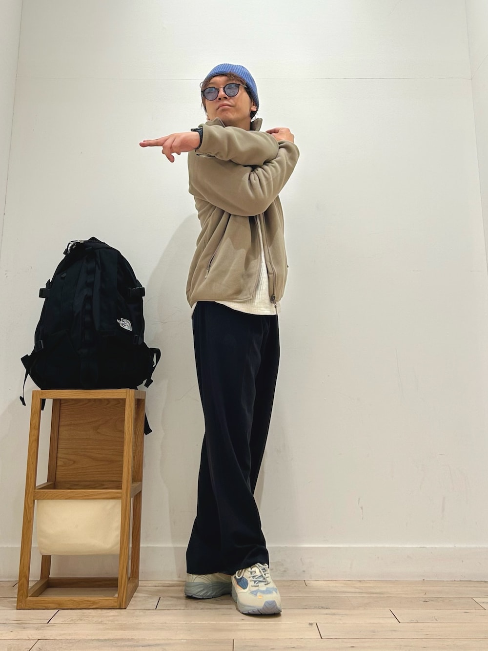 ブラウン系のその他アウター、ホワイト系のTシャツ/カットソー、ブラック系のバックパック/リュックを着用したメンズの秋コーディネートの3枚目の写真