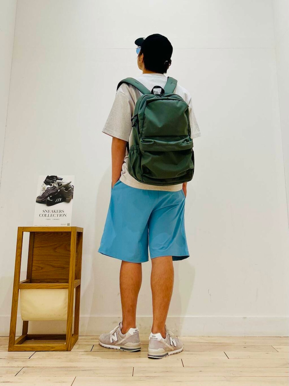 ブルー系のその他パンツ、グレー系のバックパック/リュック、グレー系のTシャツ/カットソーを着用したメンズの夏コーディネートの6枚目の写真