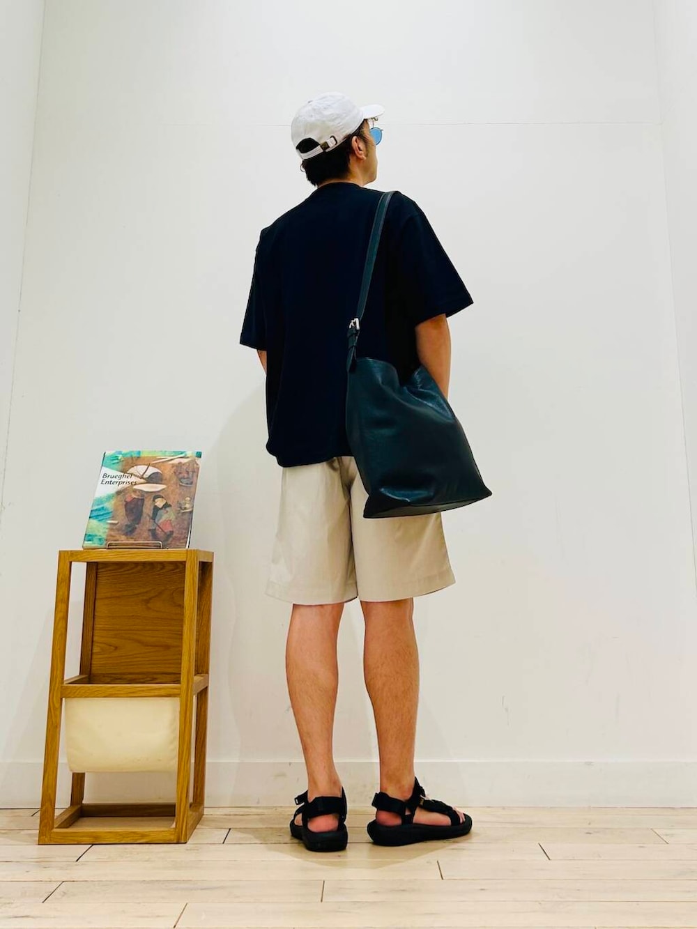 「トップス、メガネ、カジュアル、Tシャツ、キャンプ、サングラス、オーバーサイズ、イージーパンツ、スポーツミックス、別注、デートコーデ、ワントーン、サンダル、FORK&SPOON、カットソー」｜「FORK&SPOONのFORK&SPOON　TEC LINENショートパンツ（その他パンツ、グレー系）」を使った、パックマンIIIさん（メンズ・170cm）の夏コーディネートの6枚目の写真