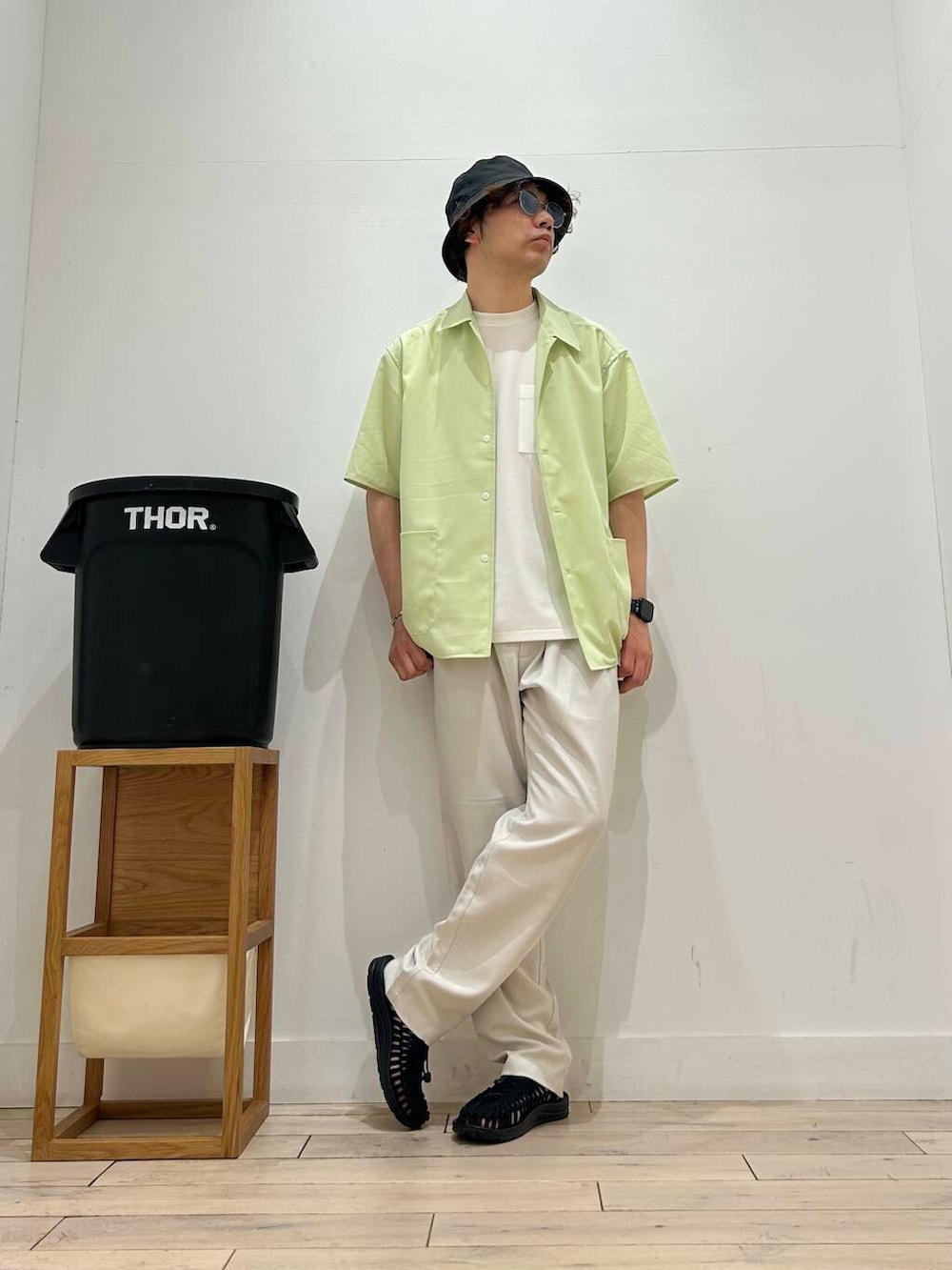 「カジュアル、Tシャツ、スポーツミックス、デートコーデ、ブラウス、カットソー、アウトドア、ハット、半袖シャツ、クルーネック、ベーシック、休日コーデ、吸水速乾、newarrival、休日スタイル」|「KIJIMA TAKAYUKIのKIJIMA TAKAYUKI BUCKET HAT(ハット、ブラック系)」を使った、君と洋服を繋ぐ者パックマンさん(メンズ・170cm)の春コーディネートの4枚目の写真