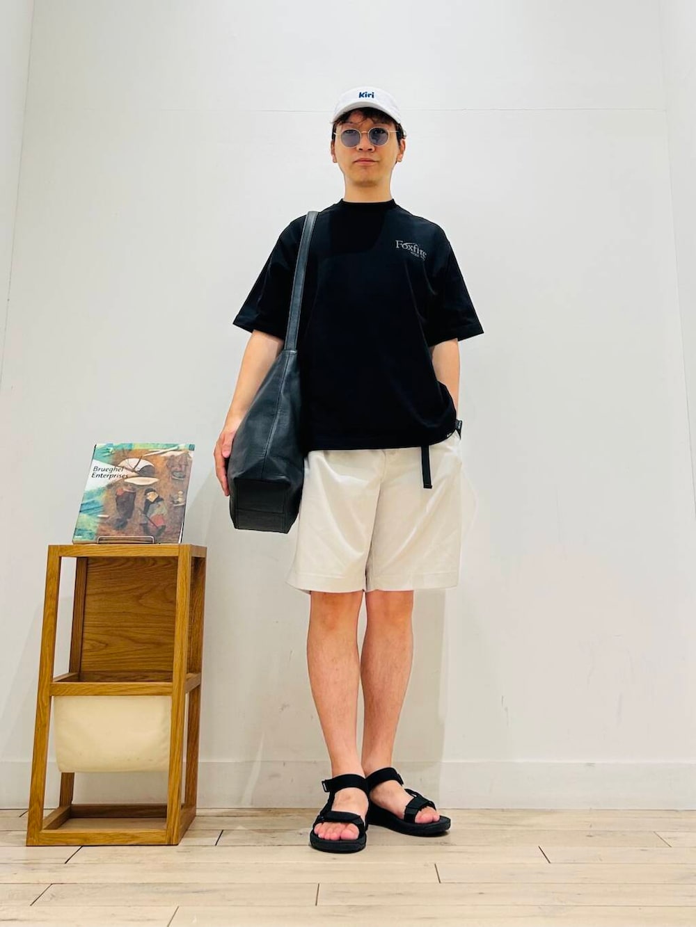 「トップス、メガネ、カジュアル、Tシャツ、キャンプ、サングラス、オーバーサイズ、イージーパンツ、スポーツミックス、別注、デートコーデ、ワントーン、サンダル、FORK&SPOON、カットソー」｜「FORK&SPOONのFORK&SPOON　TEC LINENショートパンツ（その他パンツ、グレー系）」を使った、パックマンIIIさん（メンズ・170cm）の夏コーディネートの5枚目の写真