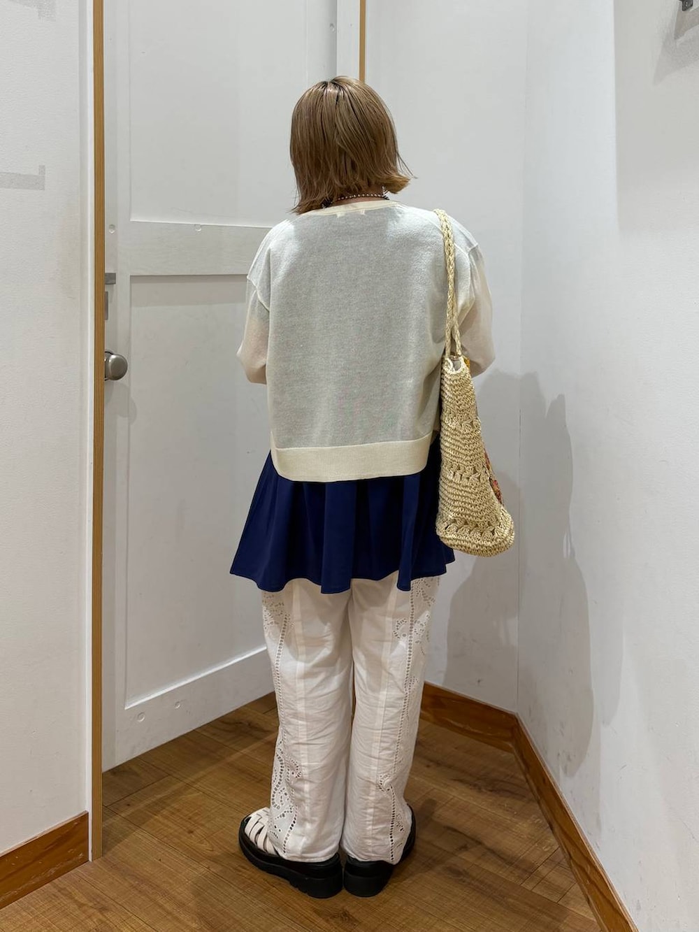 ホワイト系のその他パンツ、ブルー系のTシャツ/カットソー、ベージュ系のカーディガン/ボレロを着用したレディースの春コーディネートの4枚目の写真