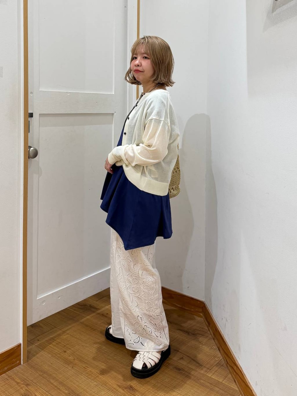 ホワイト系のその他パンツ、ブルー系のTシャツ/カットソー、ベージュ系のカーディガン/ボレロを着用したレディースの春コーディネートの5枚目の写真
